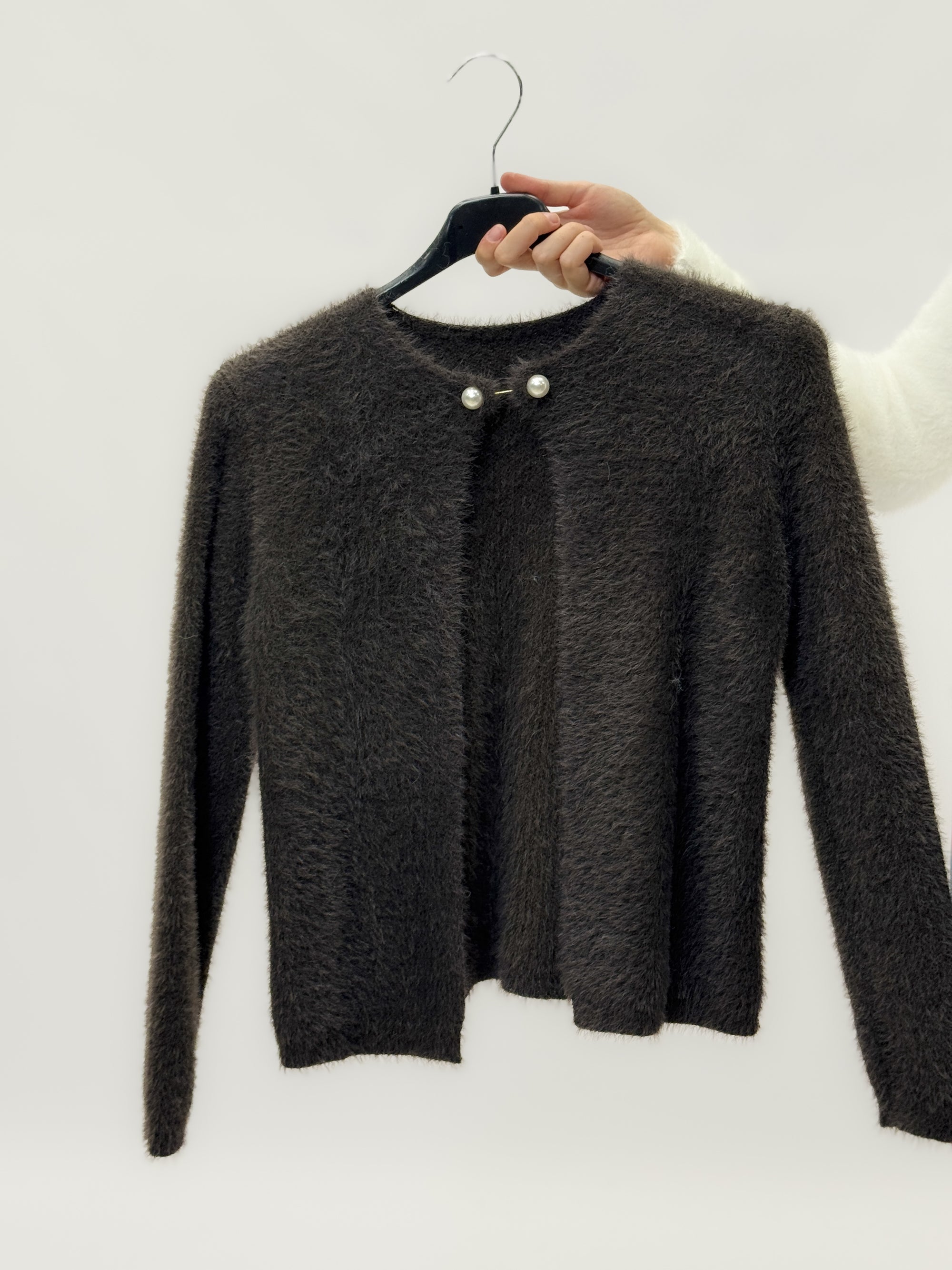 Pullover con chiusura a spilla con perla