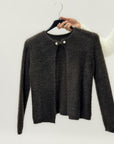 Pullover con chiusura a spilla con perla