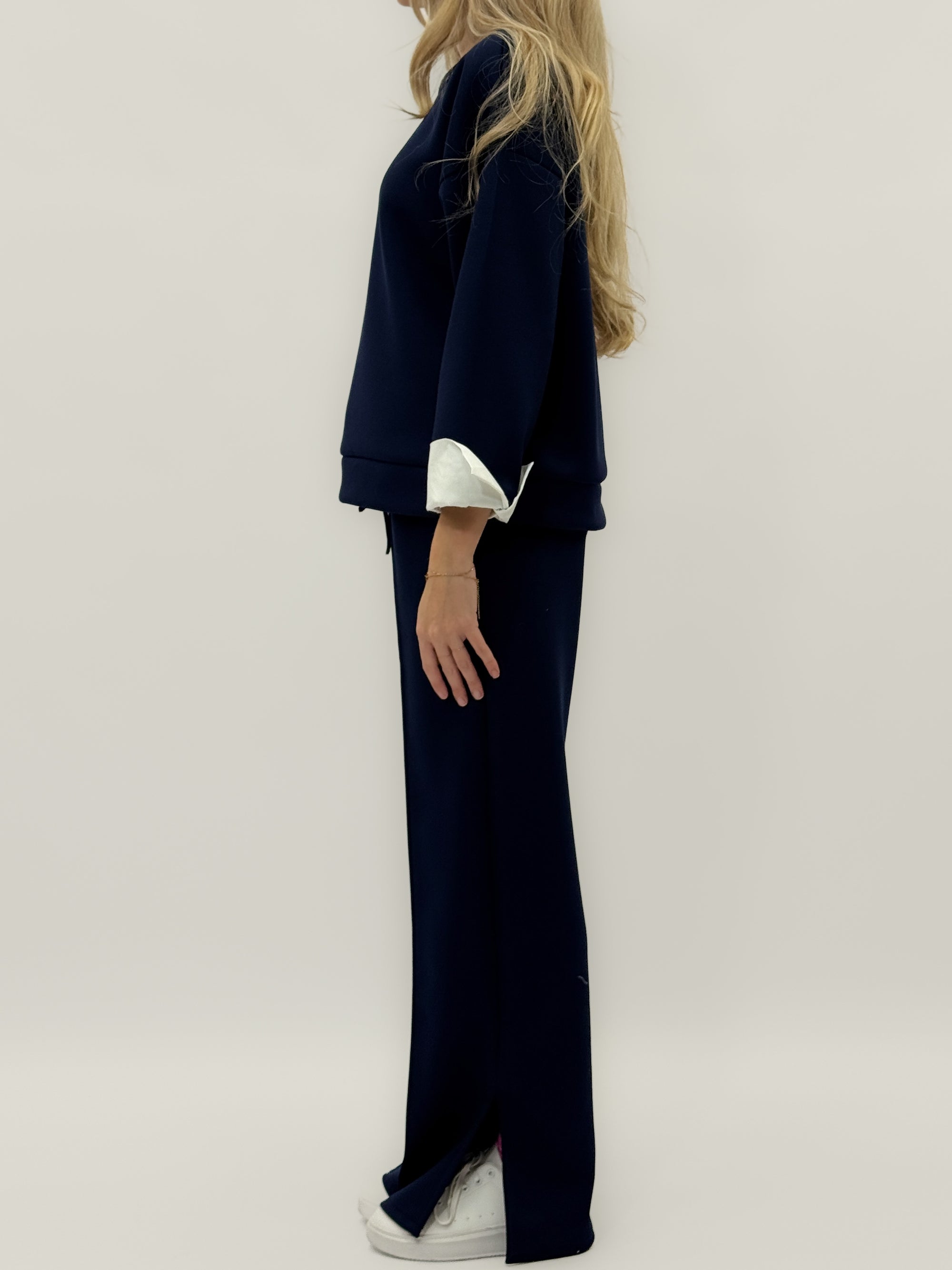 Completo in tessuto tecnico con felpa oversize e pantalone palazzo