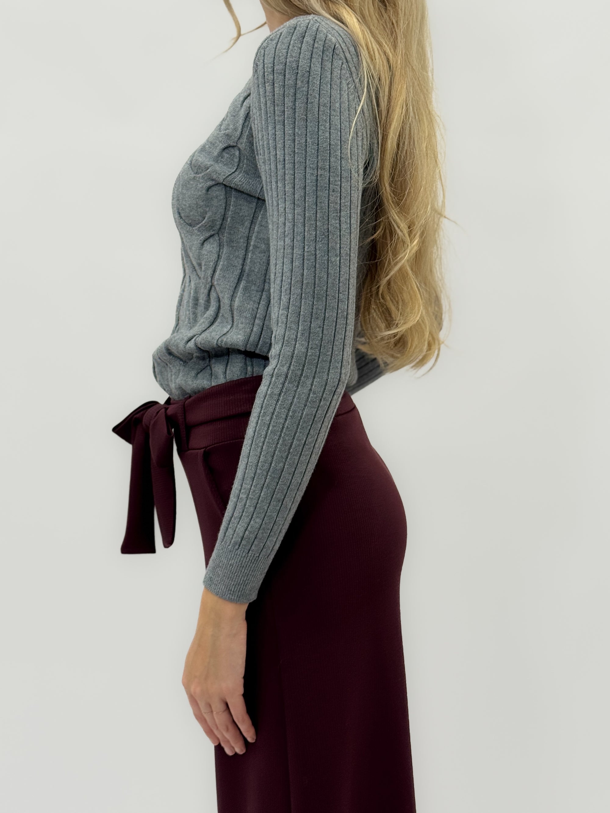 Maglia a treccia con dettagli classici