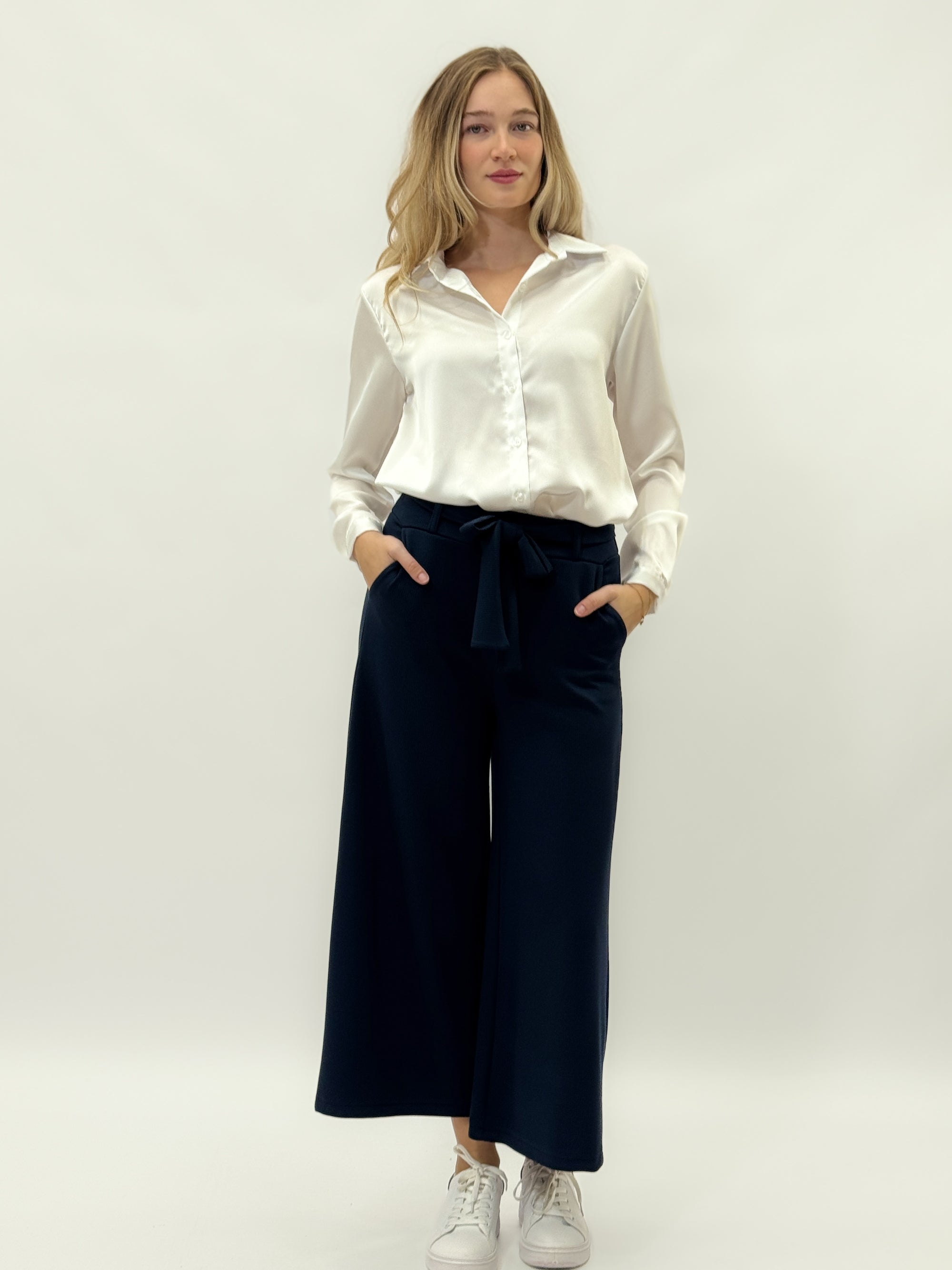 Pantaloni a palazzo con cintura in vita
