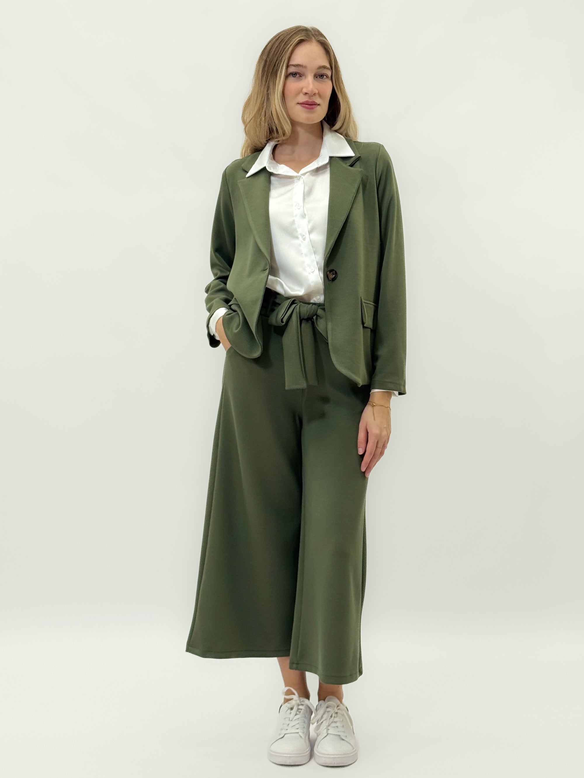 Pantaloni a palazzo con cintura in vita