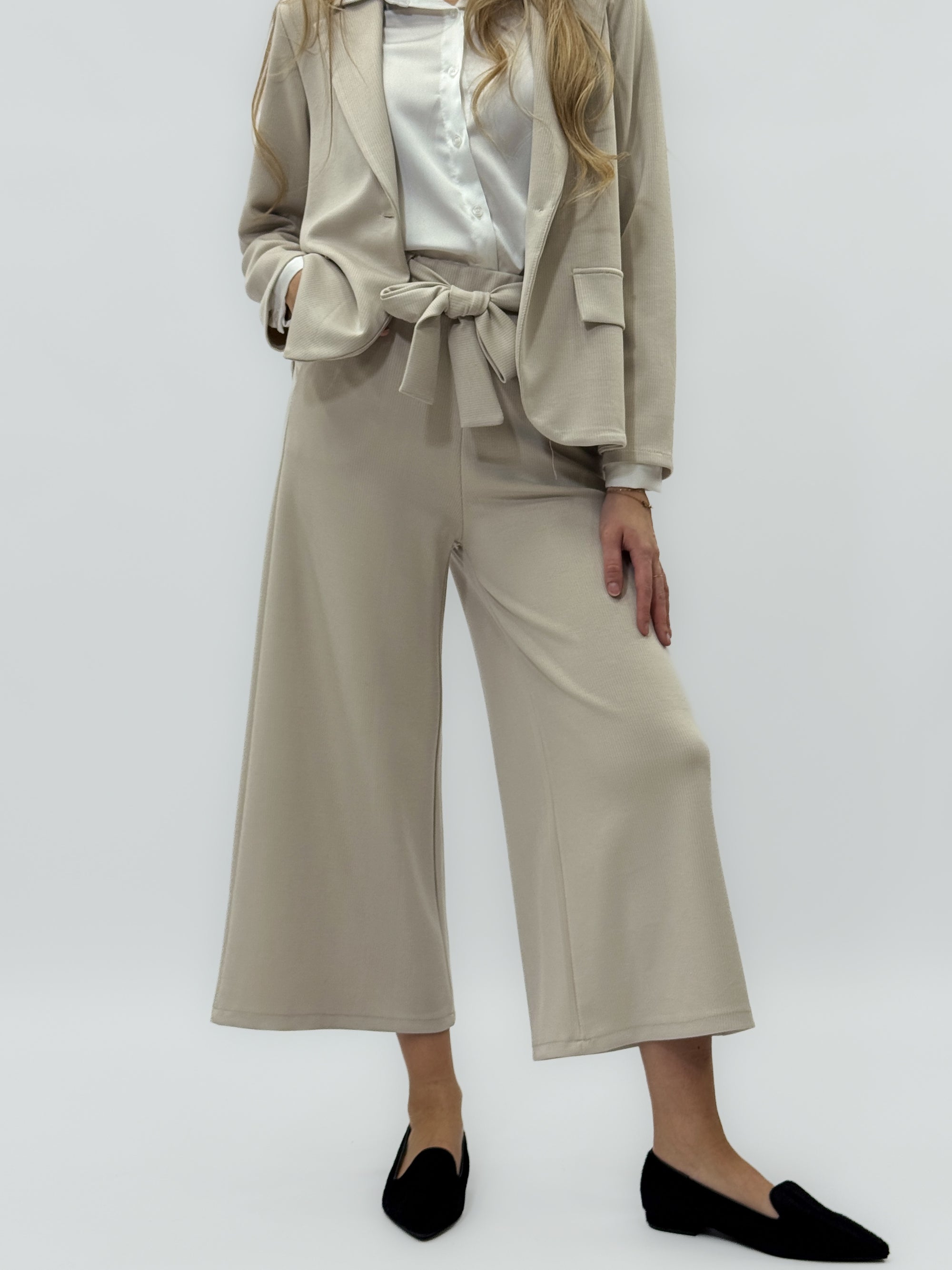 Pantaloni a palazzo con cintura in vita