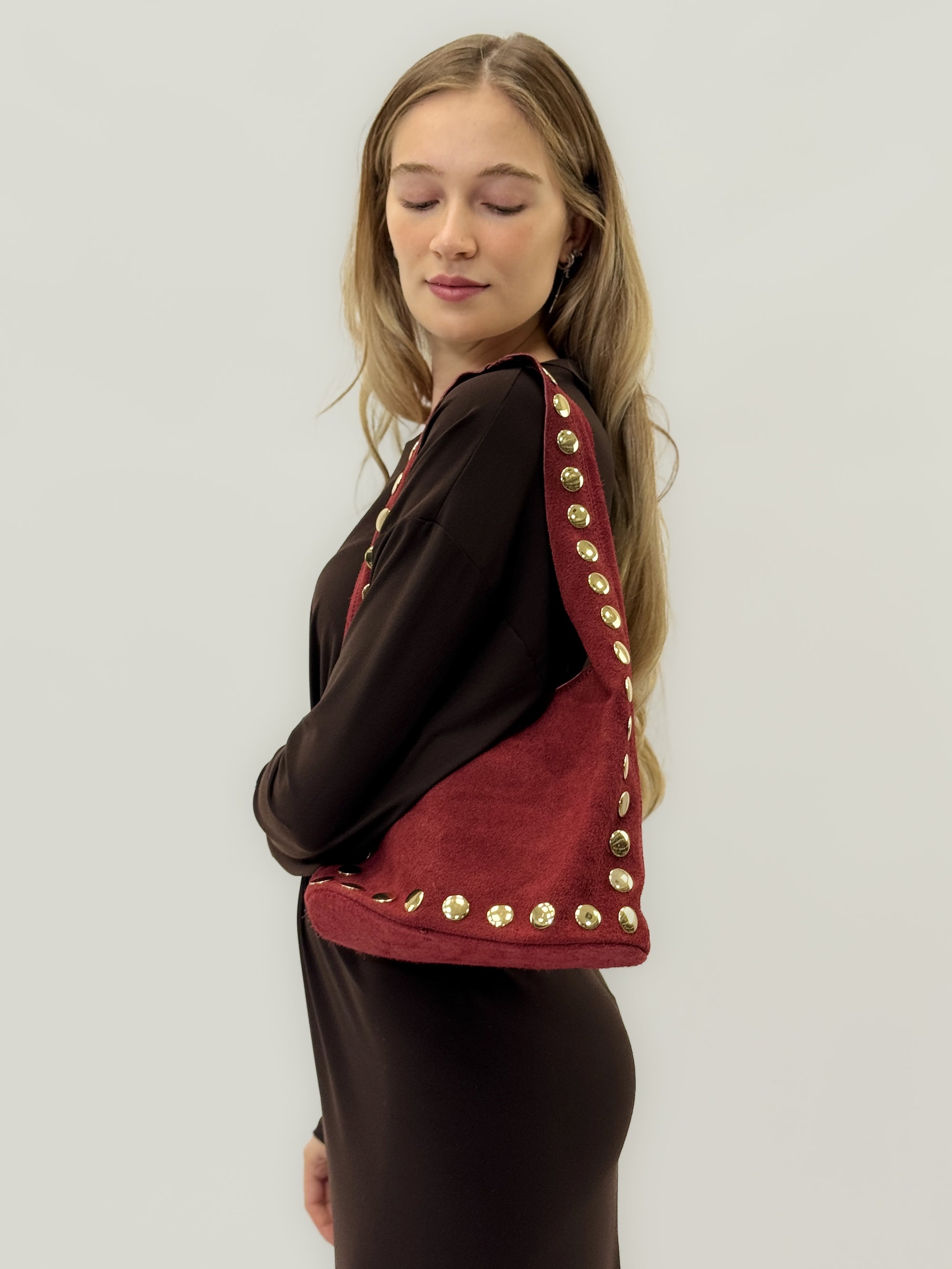 Borsa secchiello in vera pelle scamosciata con borchie – Made in Italy