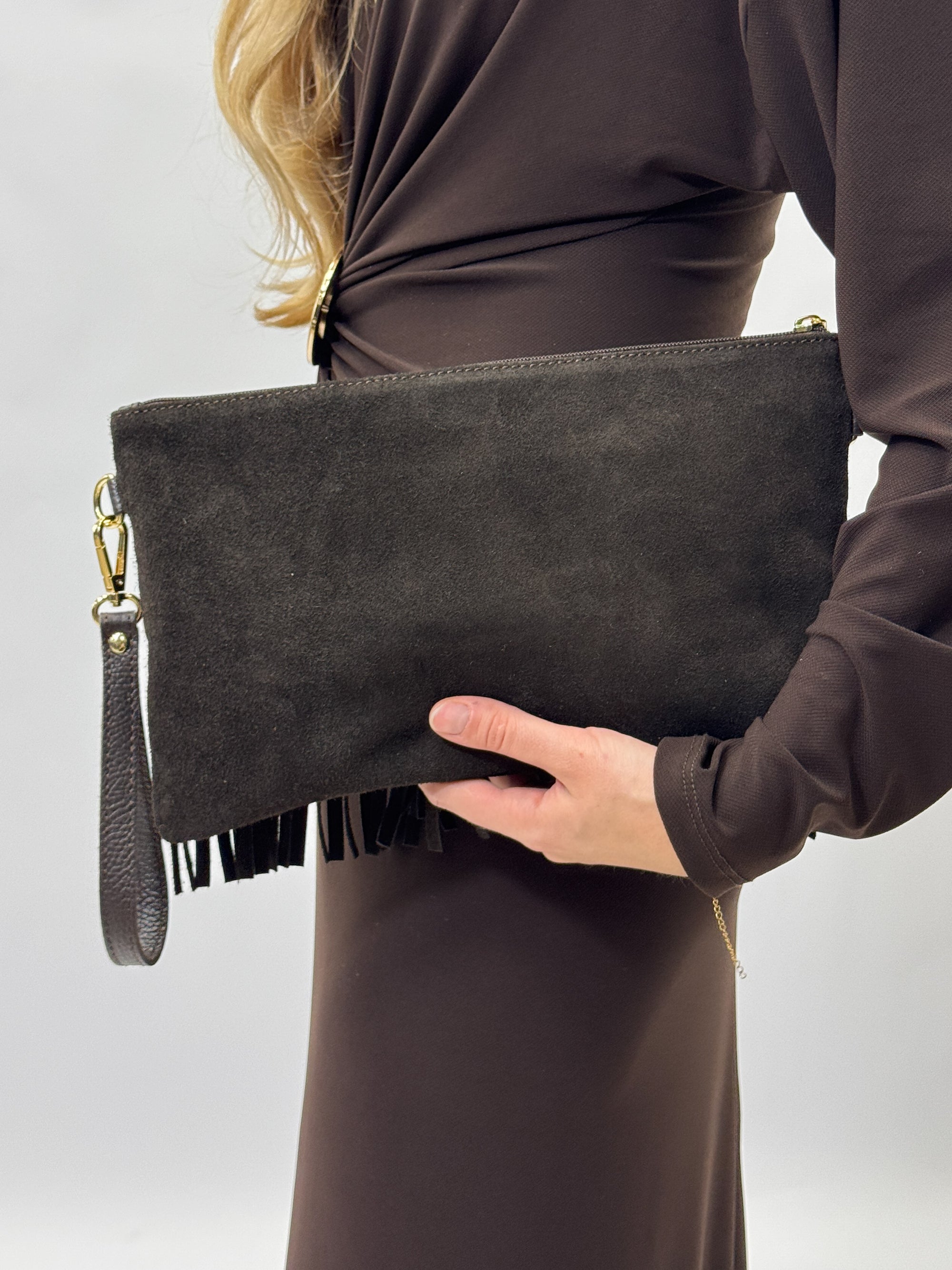 Borsa a mano in vera pelle scamosciata con frange e borchiette – Made in Italy