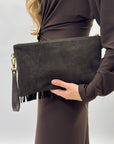 Borsa a mano in vera pelle scamosciata con frange e borchiette – Made in Italy