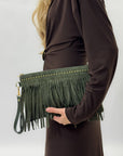 Borsa a mano in vera pelle scamosciata con frange e borchiette – Made in Italy
