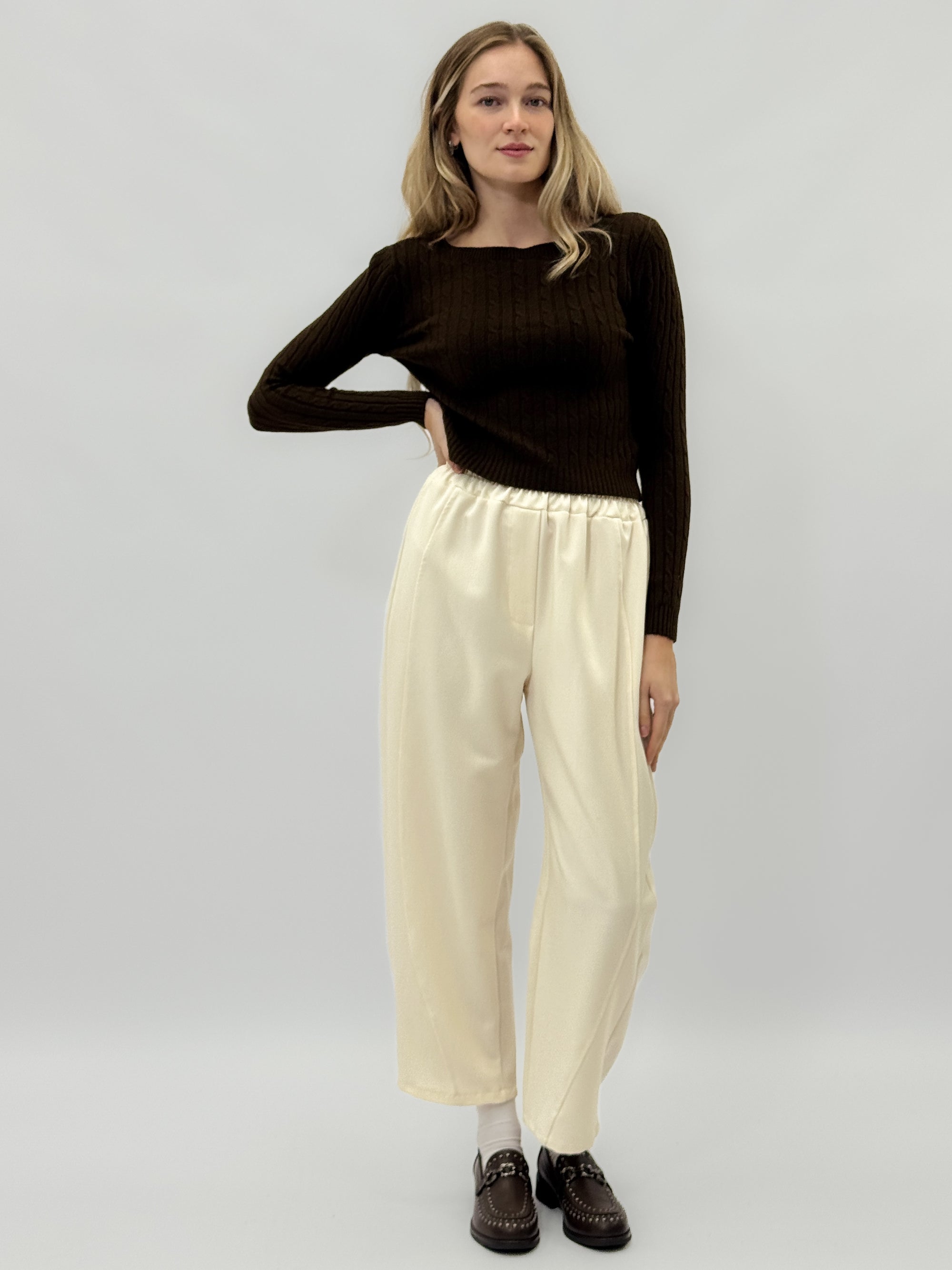 Pantaloni ampi con vita elasticizzata