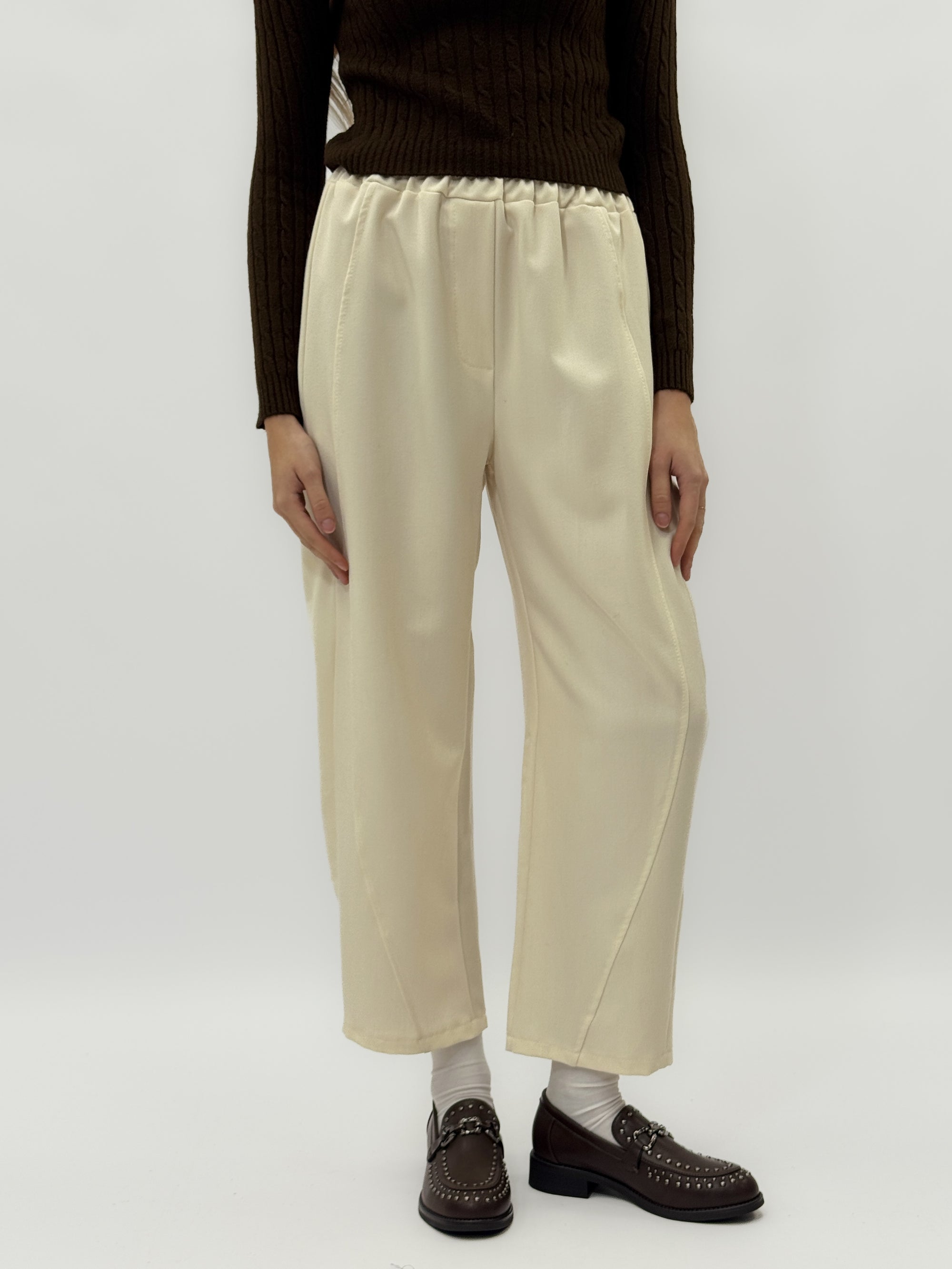 Pantaloni ampi con vita elasticizzata