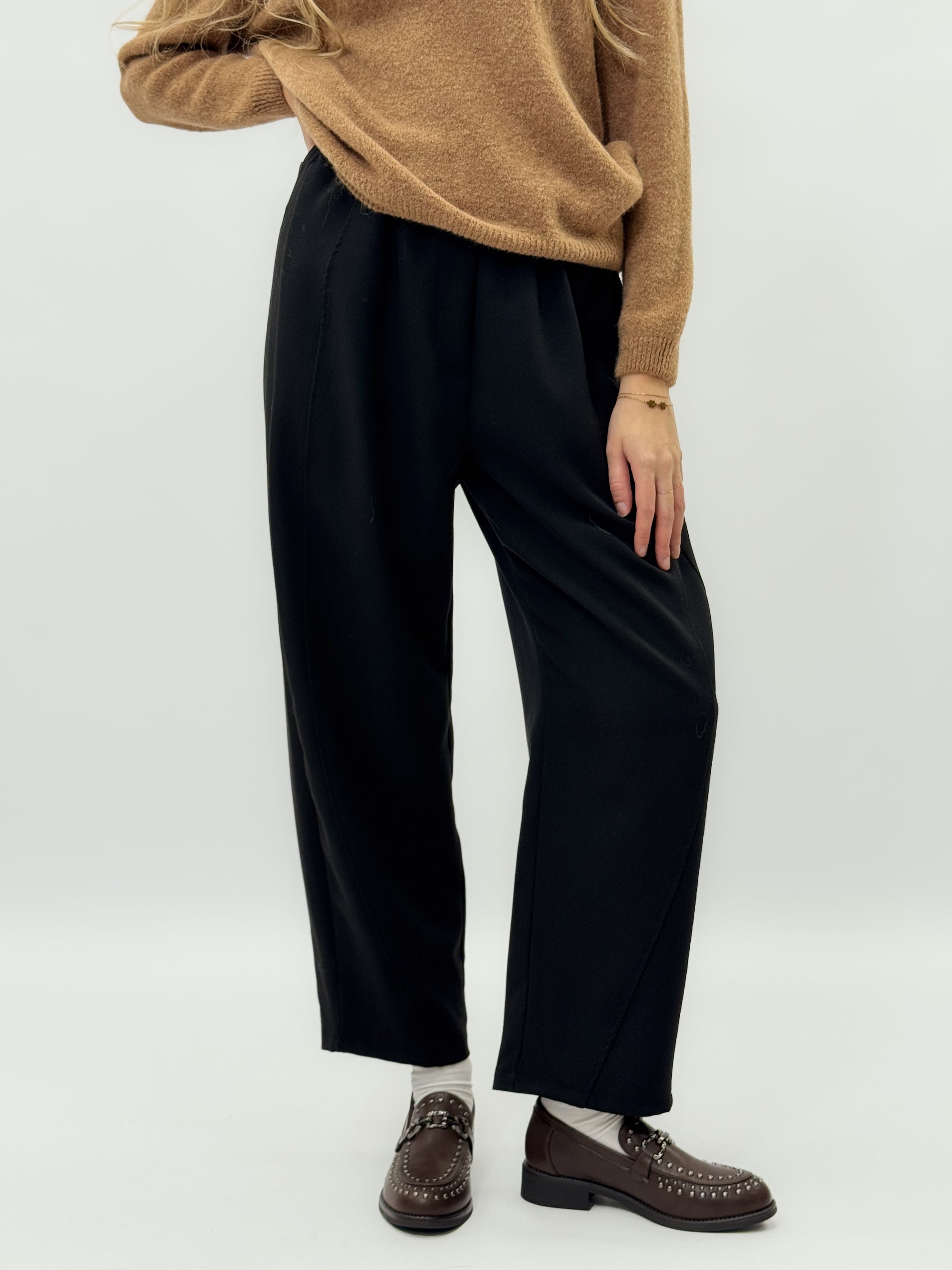 Pantaloni ampi con vita elasticizzata