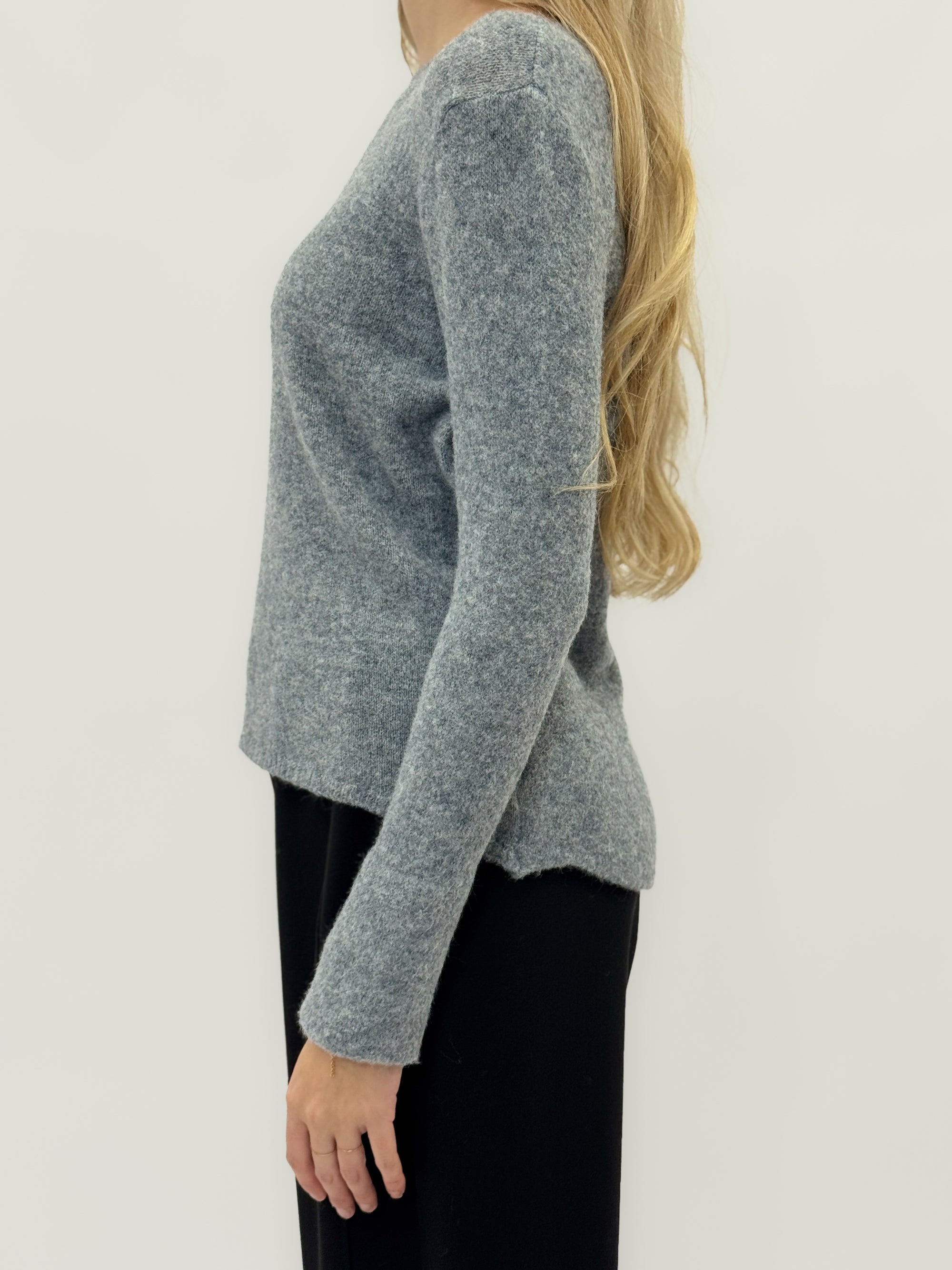 Maglione girocollo in lana effetto nuvola – Morbidezza e comfort assoluto