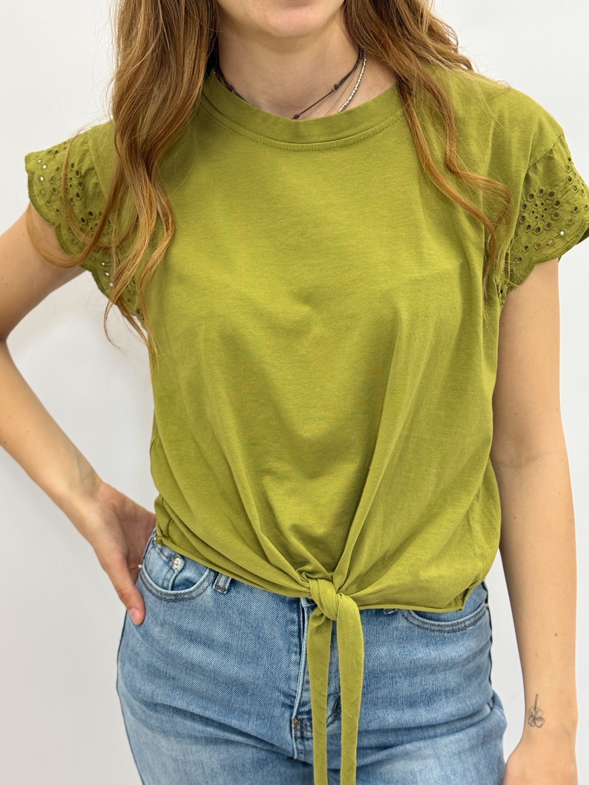 T-shirt nodo con ricami maniche