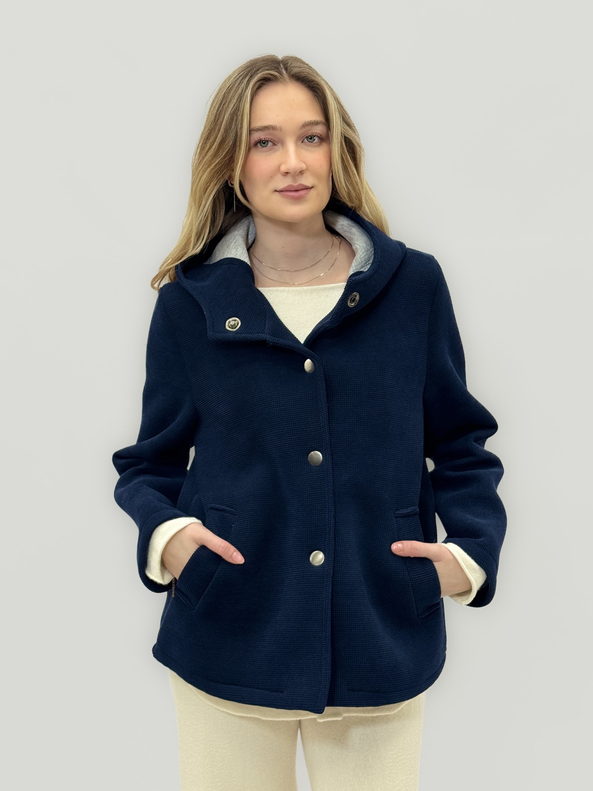 Giacca corta in Neoprene con Cappuccio – Moderna &amp; Confortevole