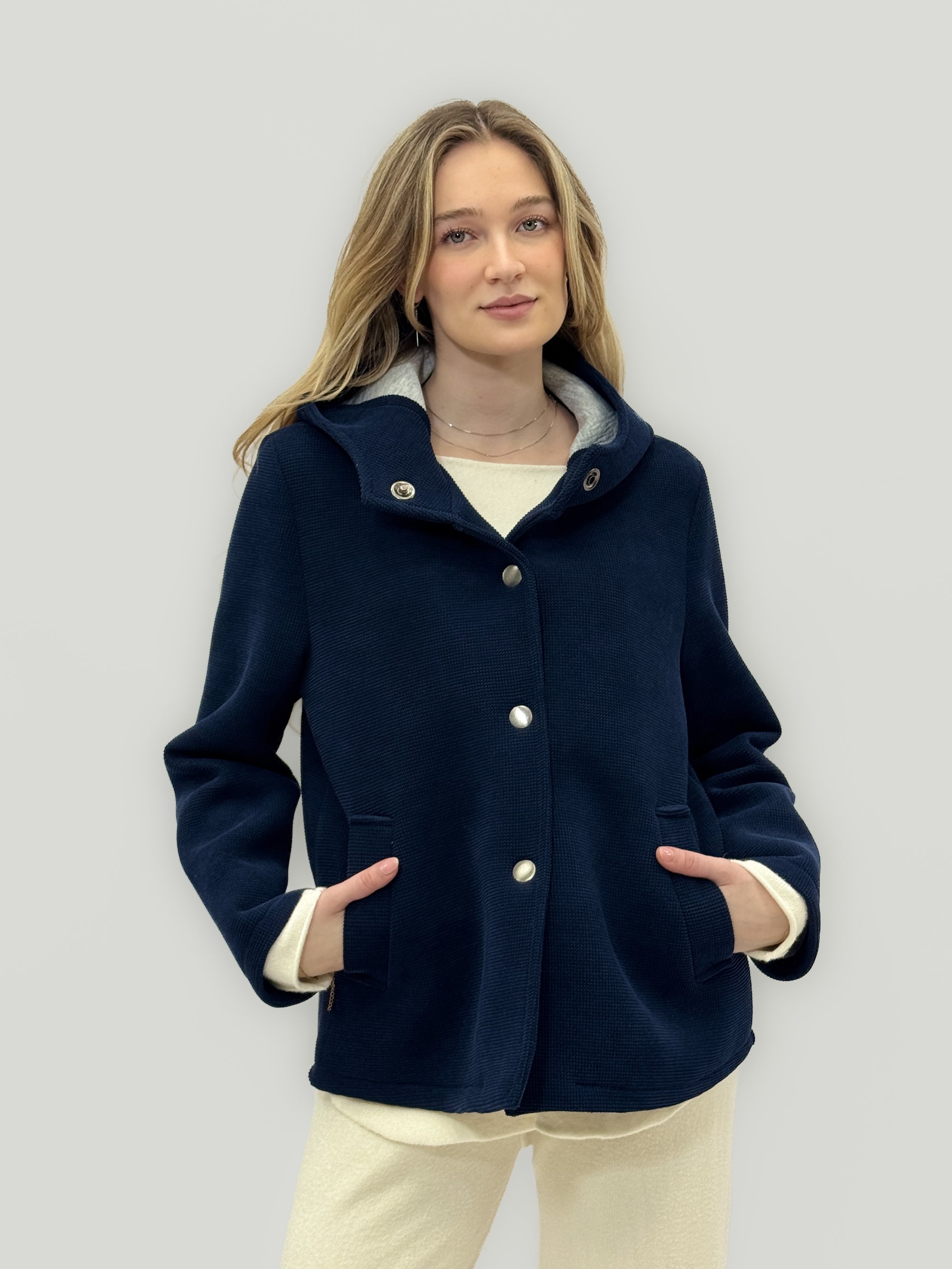 Giacca corta in Neoprene con Cappuccio – Moderna &amp; Confortevole