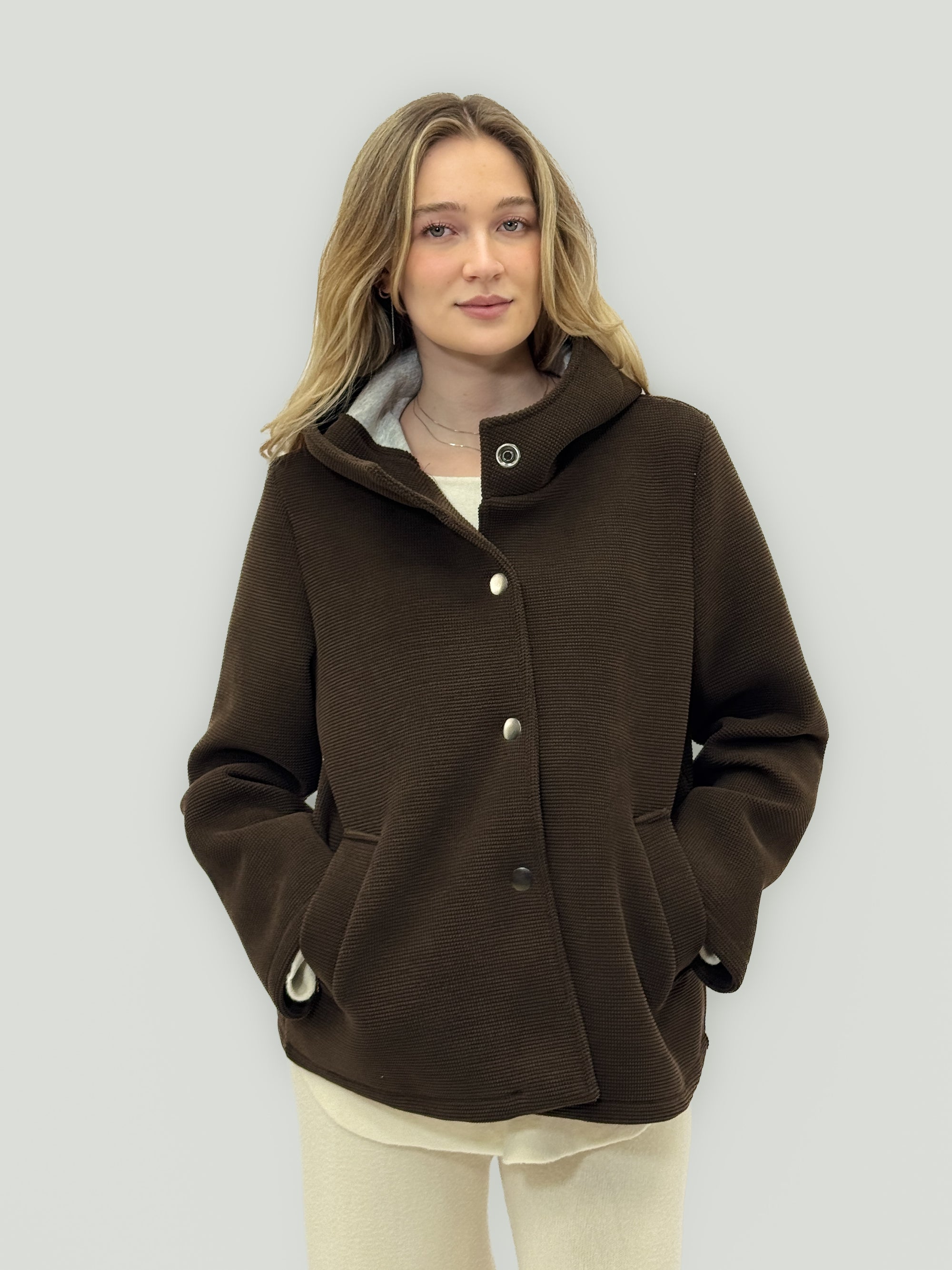 Giacca corta in Neoprene con Cappuccio – Moderna &amp; Confortevole