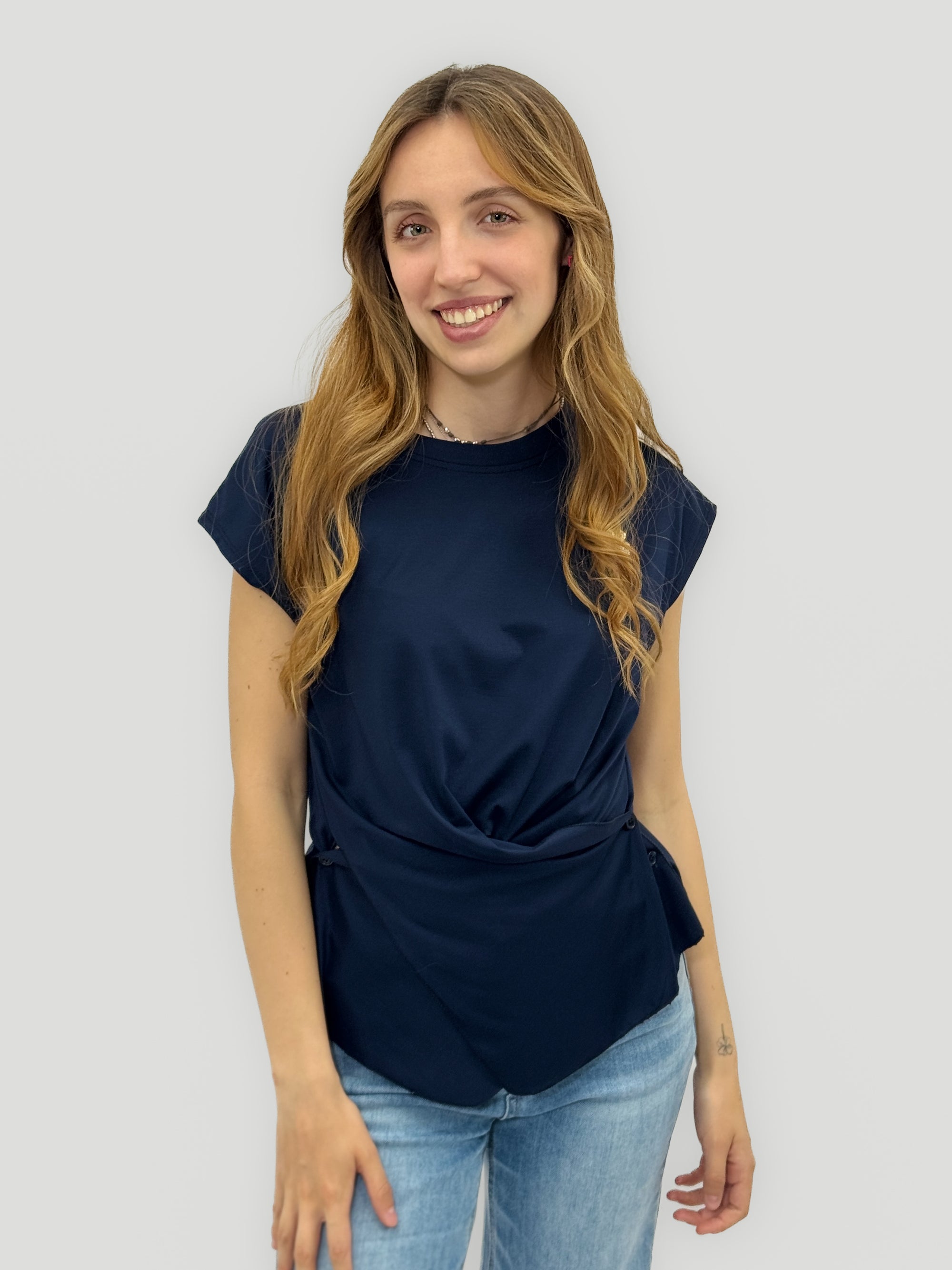 T-shirt Asimmetrica con Applicazione Fiore