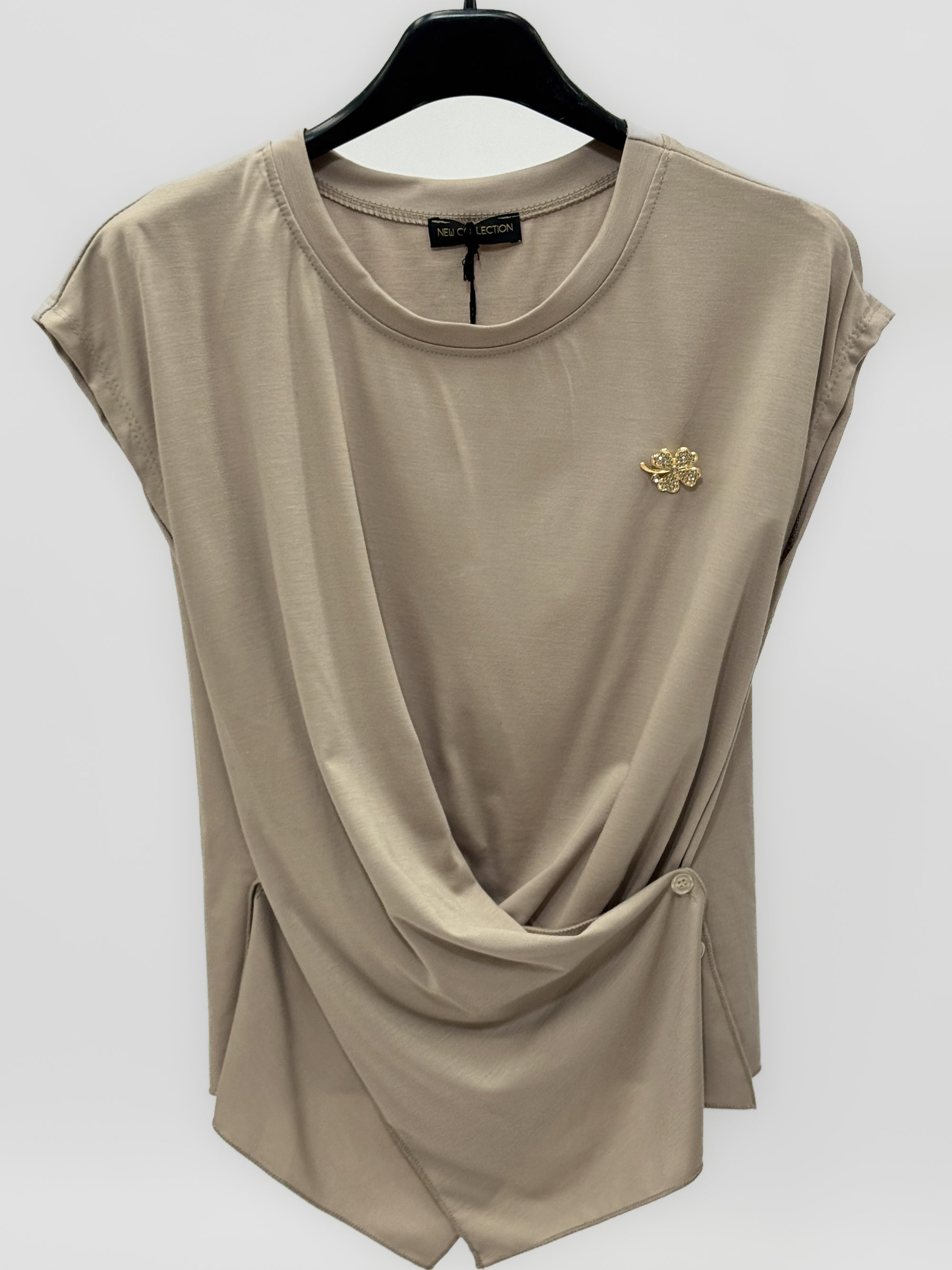 T-shirt Asimmetrica con Applicazione Fiore