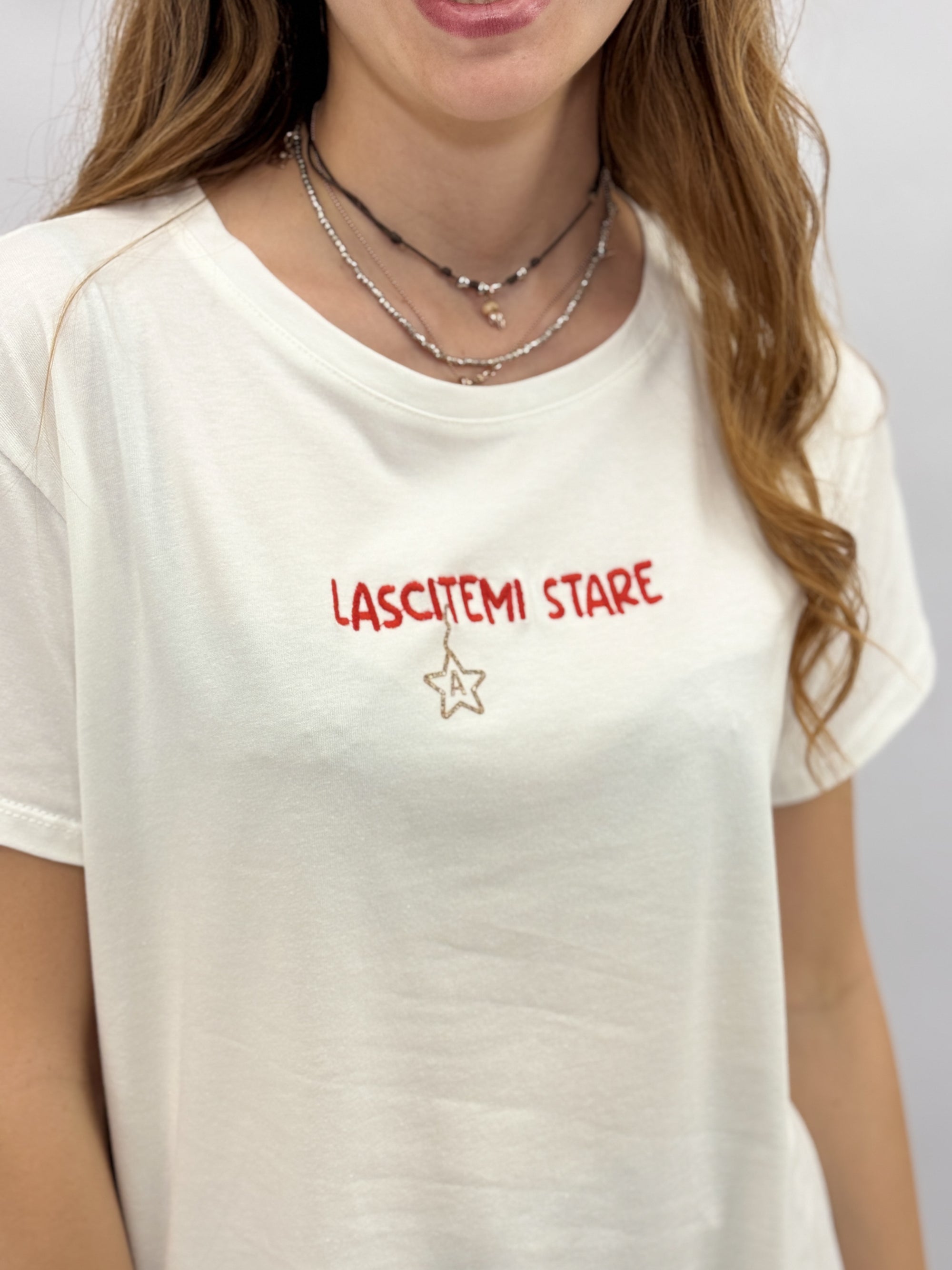 T-shirt Bianca con Scritta Ricamata "Lasciatemi Stare"
