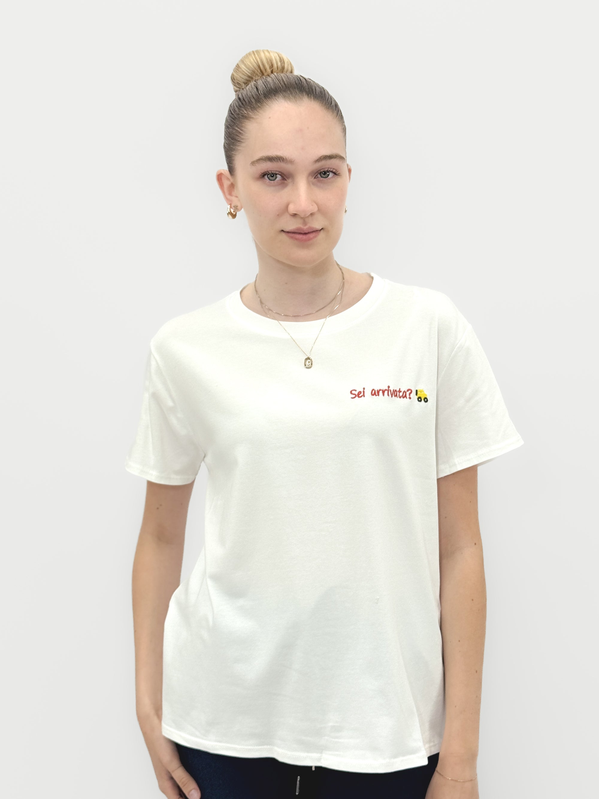 T-shirt Bianca con Scritta Ricamata "Sei arrivata?"