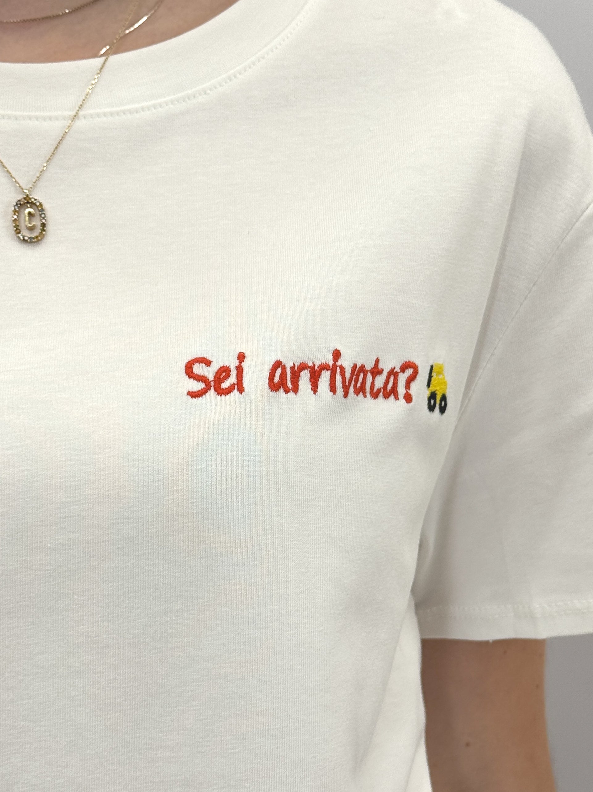 T-shirt Bianca con Scritta Ricamata "Sei arrivata?"