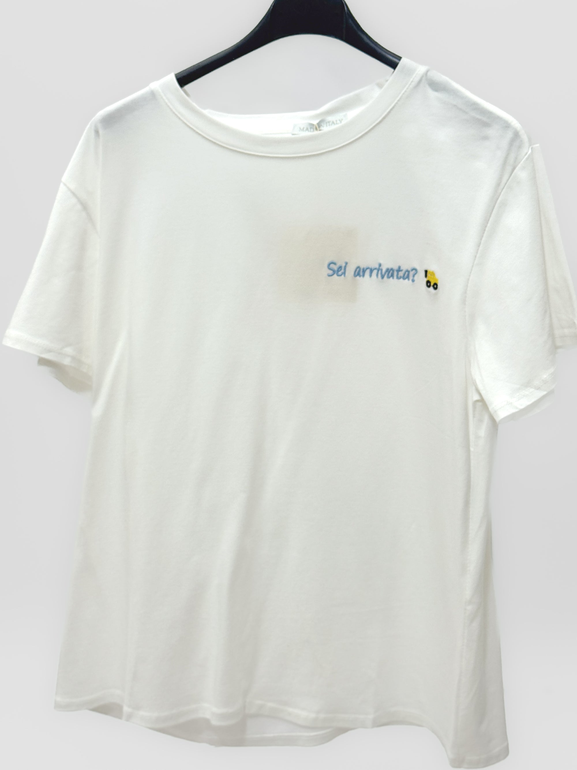 T-shirt Bianca con Scritta Ricamata "Sei arrivata?"