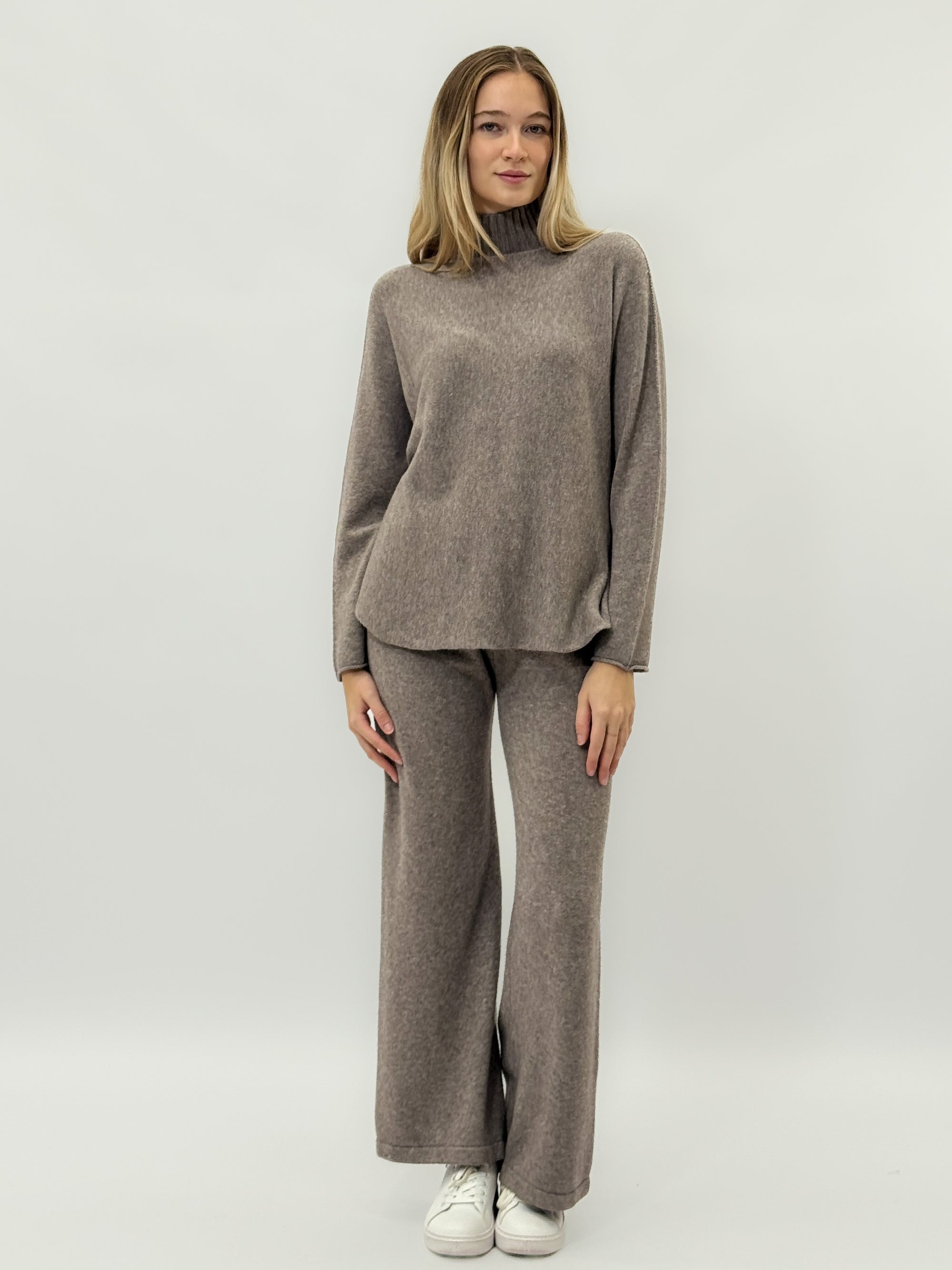 Completo in maglia con dolcevita – Eleganza e comfort quotidiano