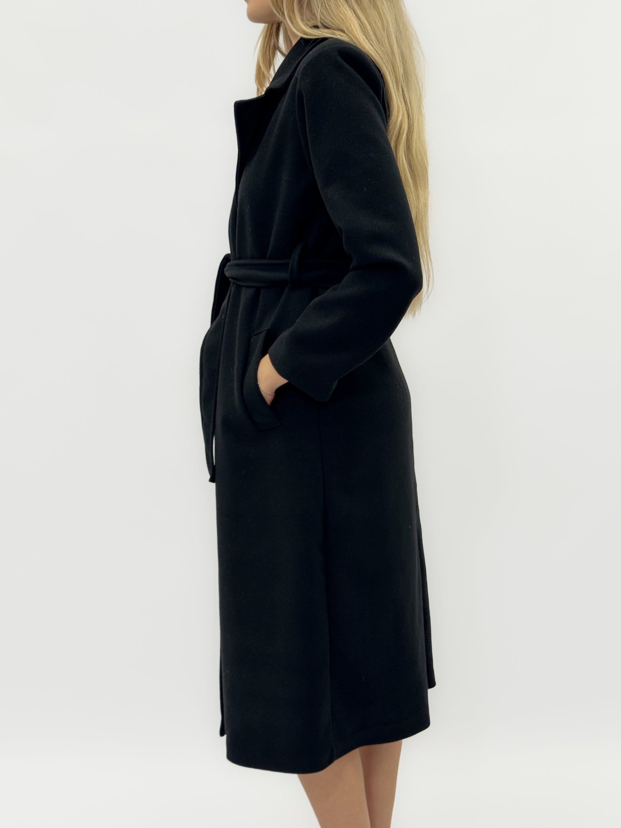 Cappotto lungo con cintura e dettagli dorati