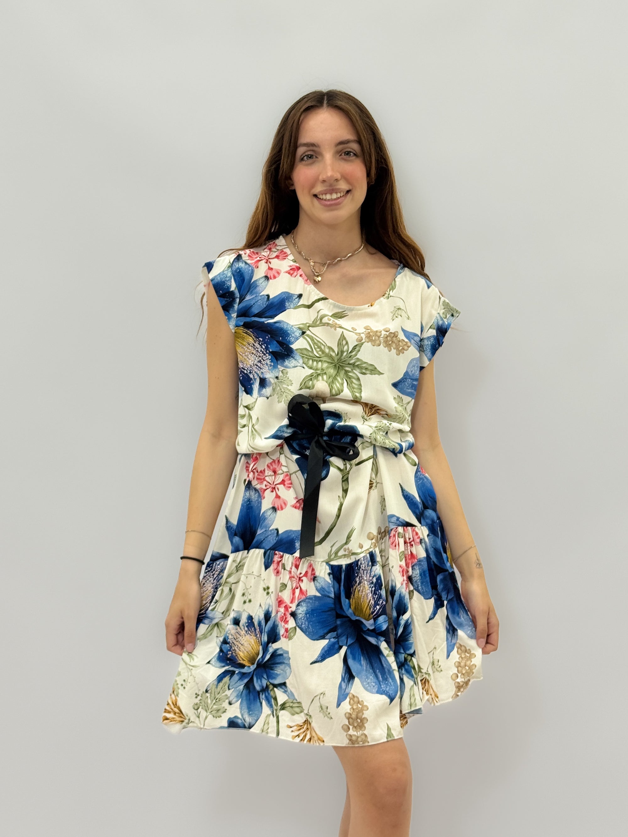 Abito con fiori e cintura