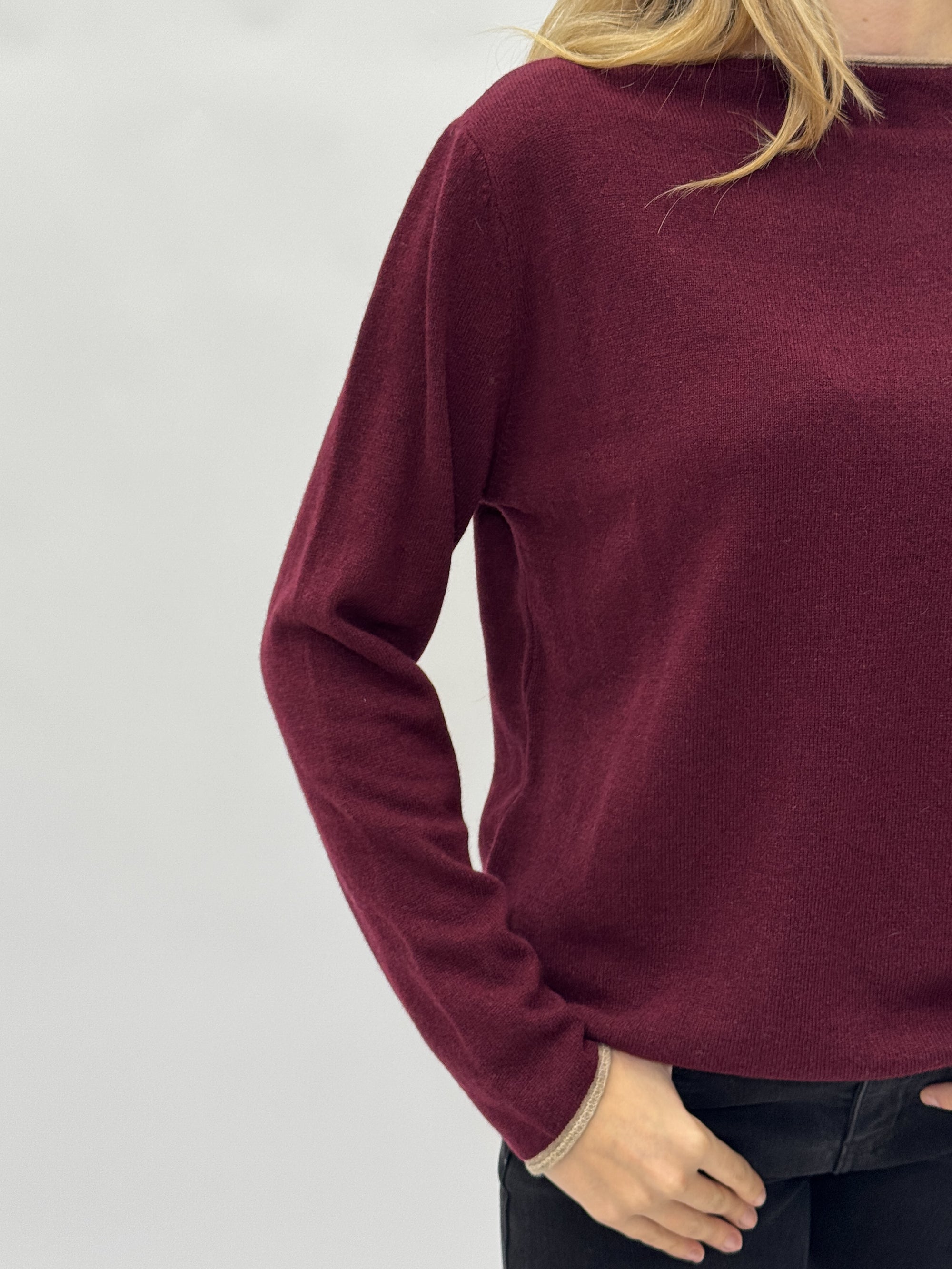 Maglia con bordi a contrasto – Lana e cashmere per un comfort raffinato