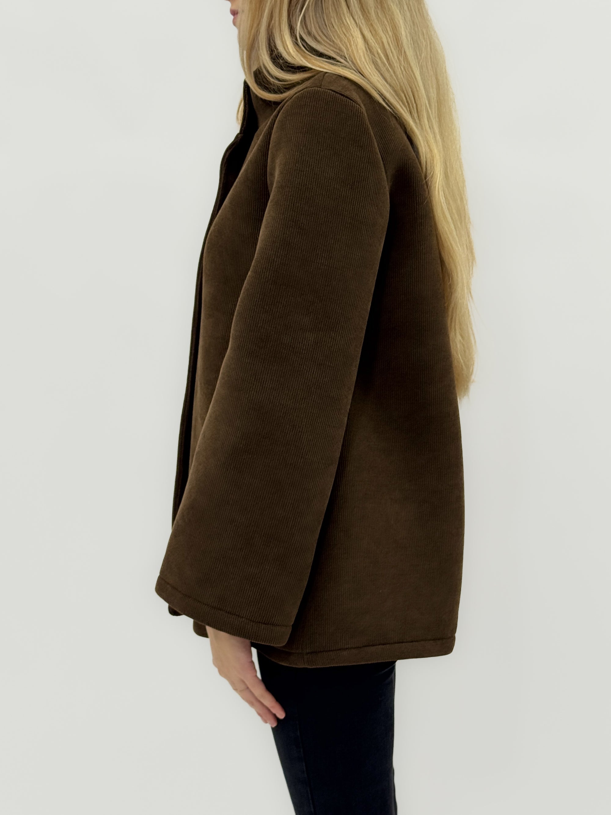 Cappotto in velluto a coste con maxi bottoni – Eleganza e comfort