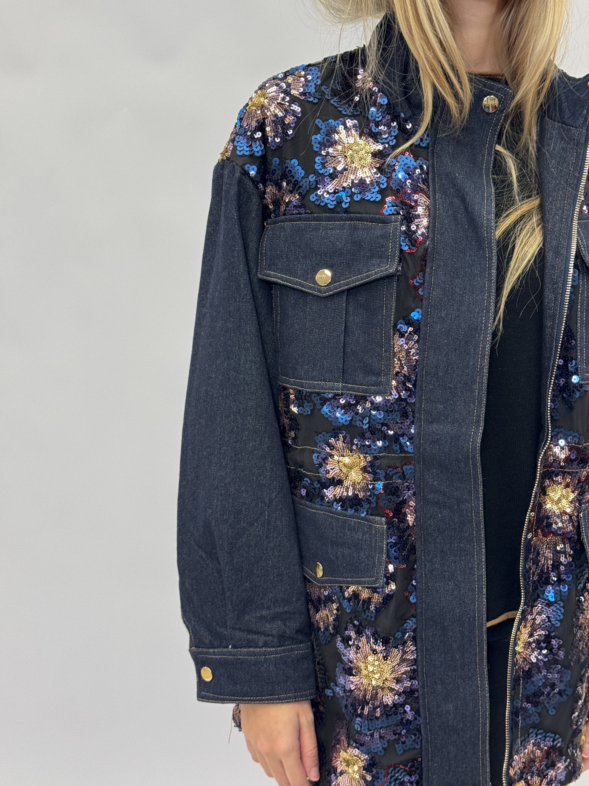 Giacca in denim con ricami di paillettes – Stile casual chic