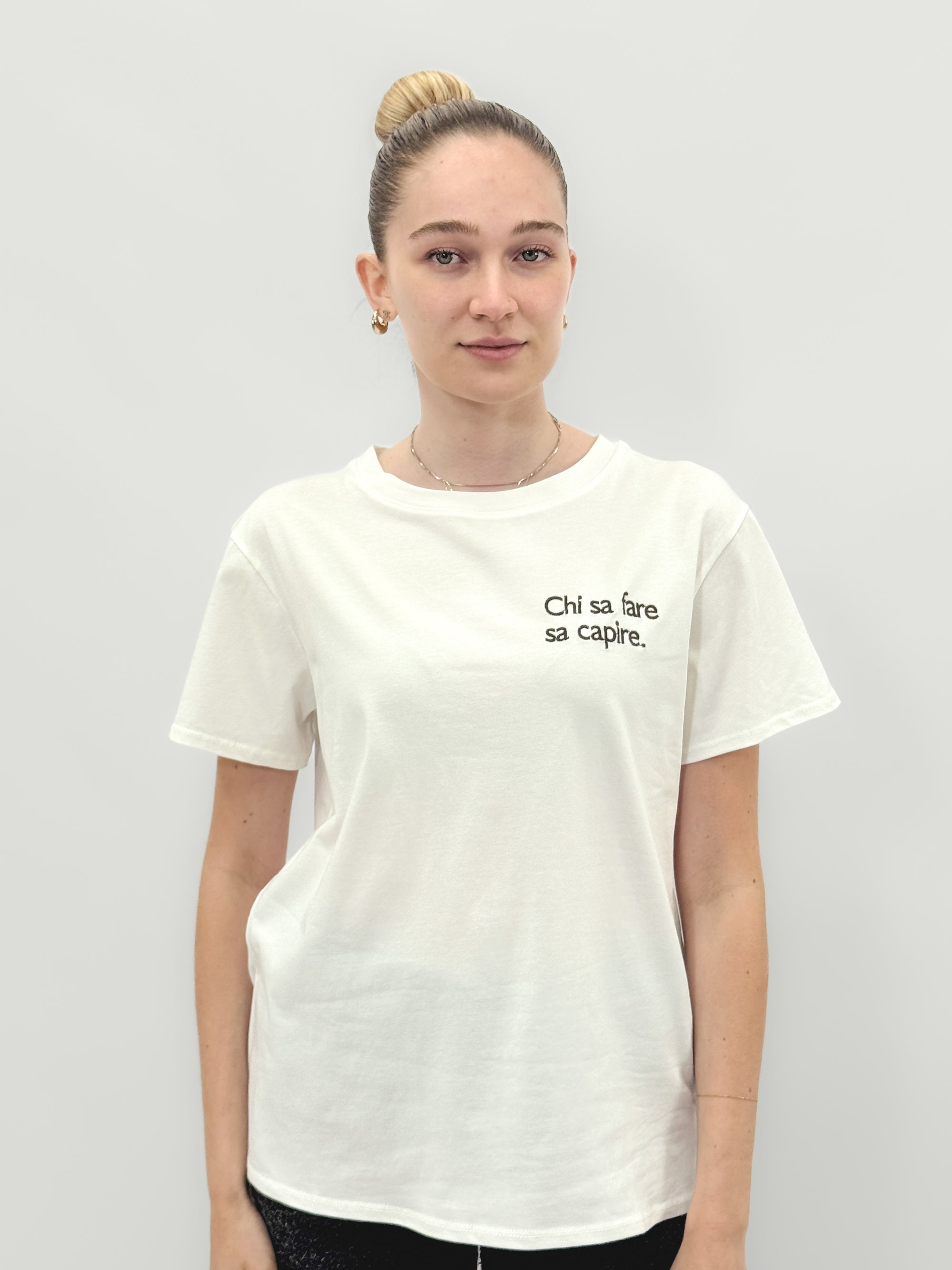 T-shirt Bianca con Scritta “Chi sa fare sa capire”