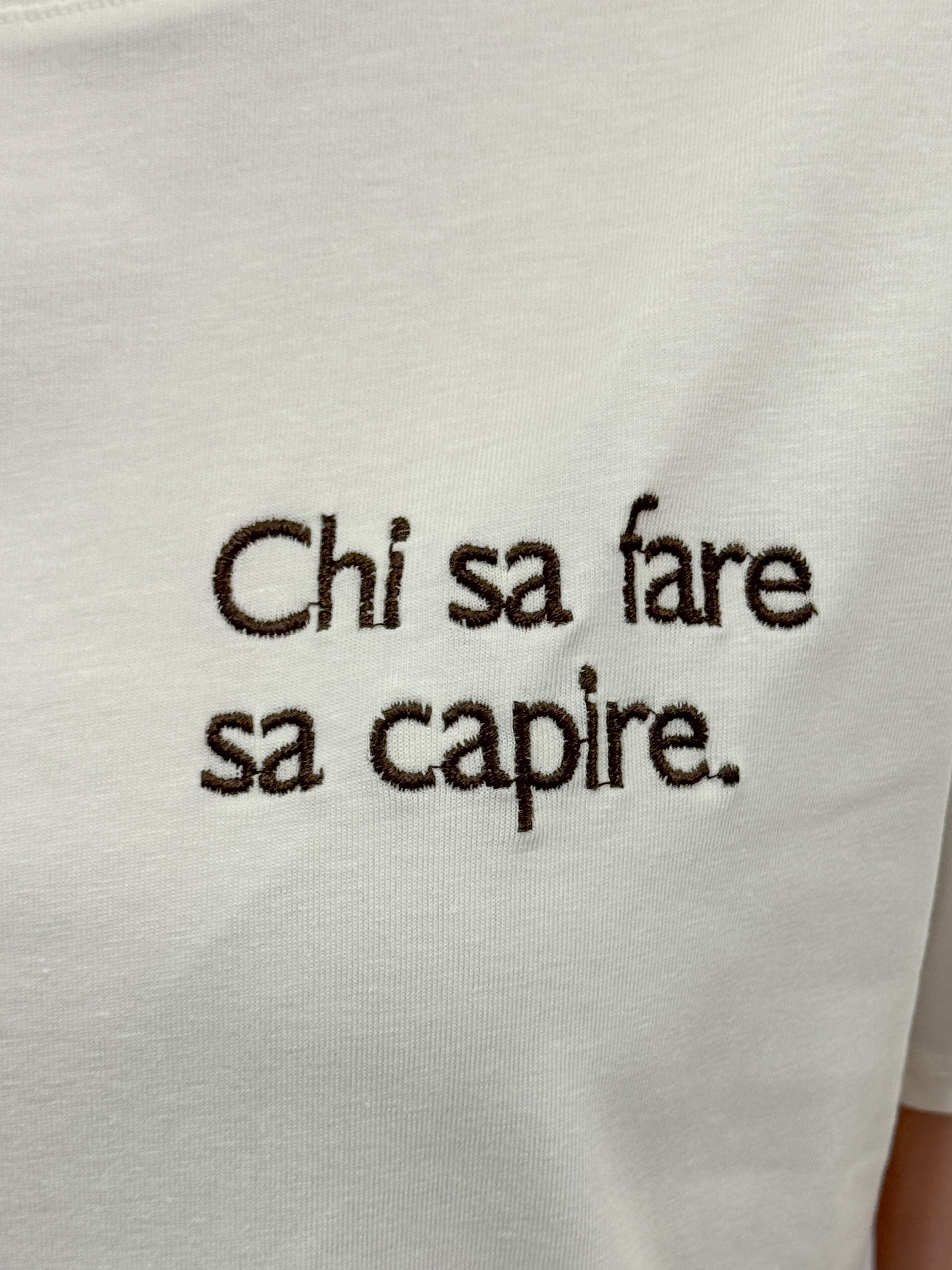 T-shirt Bianca con Scritta “Chi sa fare sa capire”