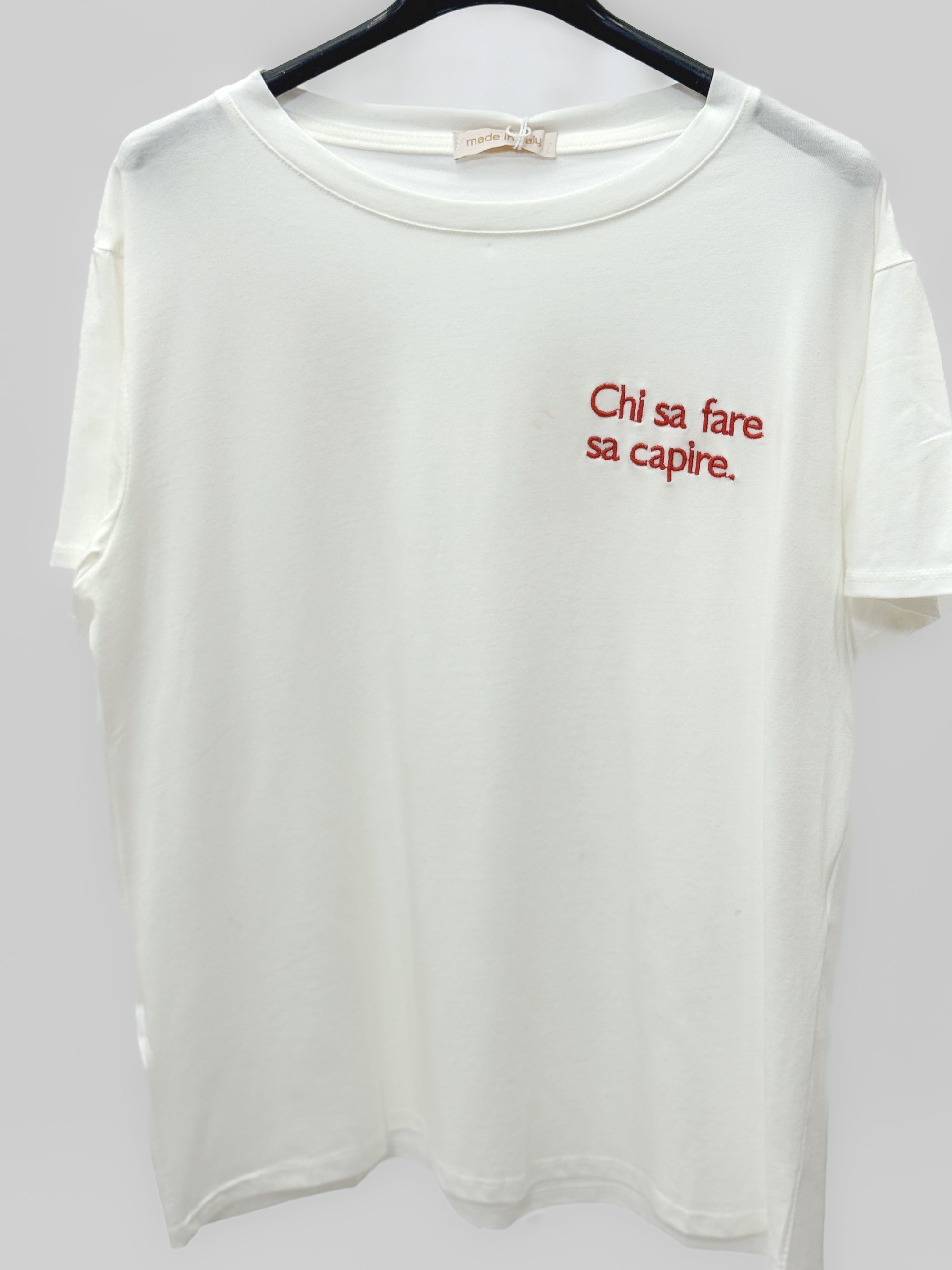 T-shirt Bianca con Scritta “Chi sa fare sa capire”