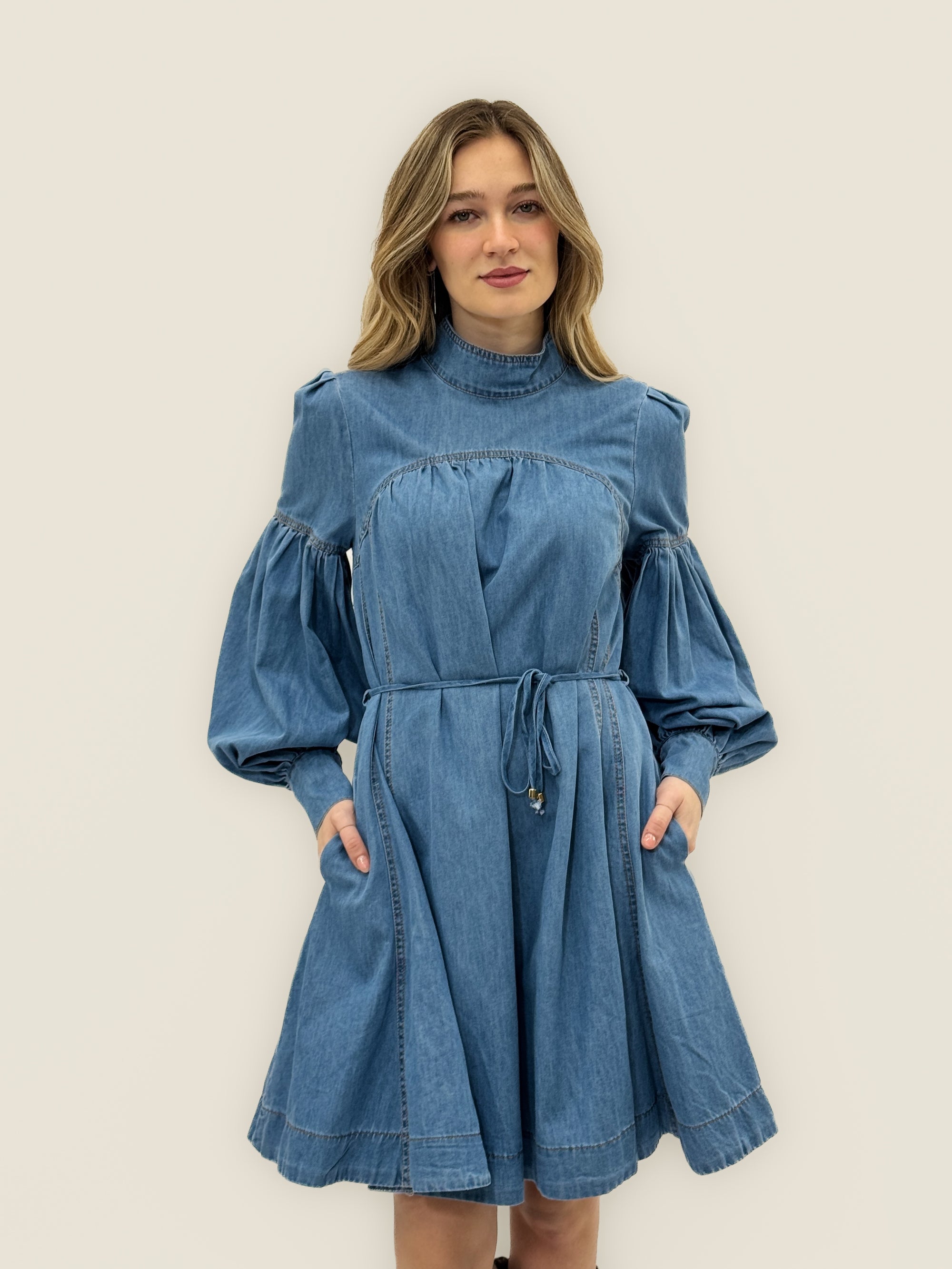 Abito Corto in Denim con Maniche a Palloncino e Cintura