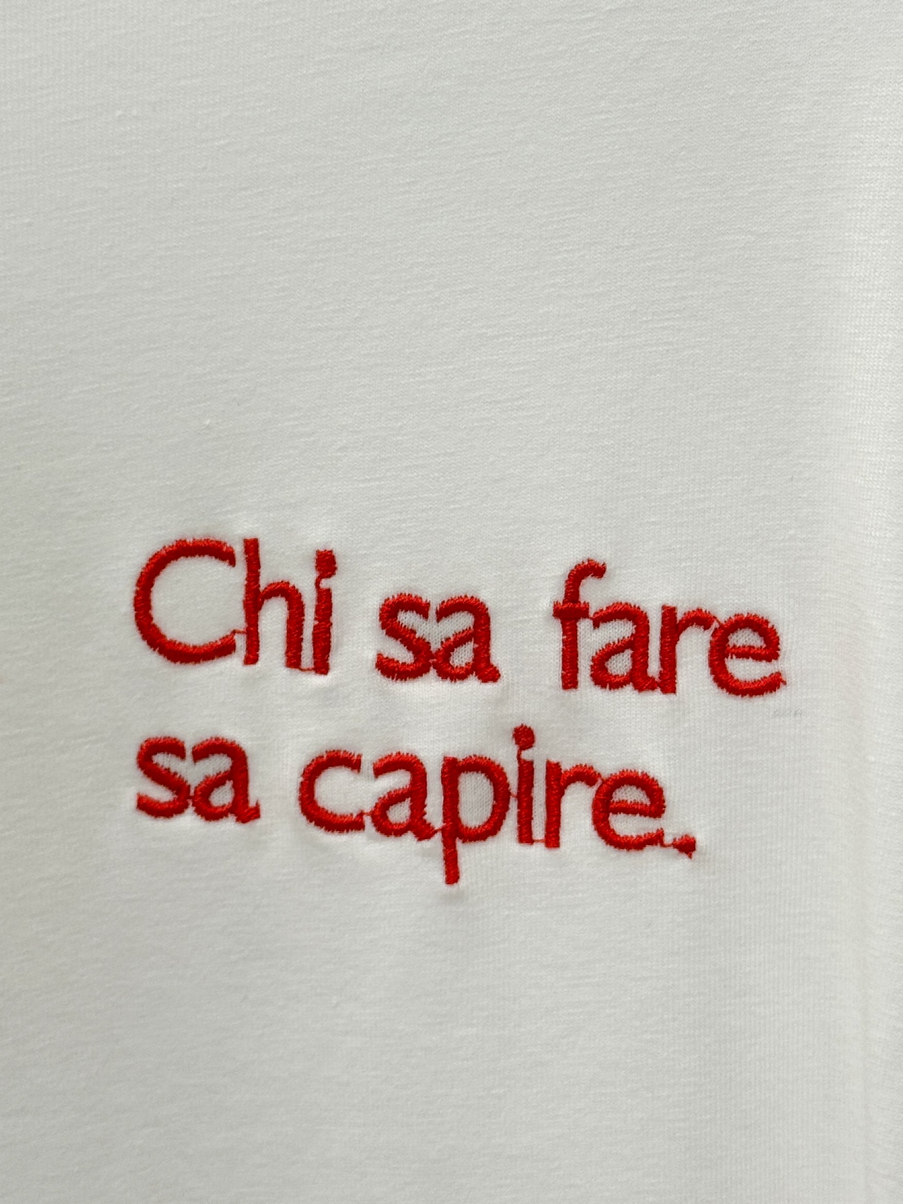 T-shirt Bianca con Scritta “Chi sa fare sa capire”