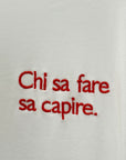 T-shirt Bianca con Scritta “Chi sa fare sa capire”