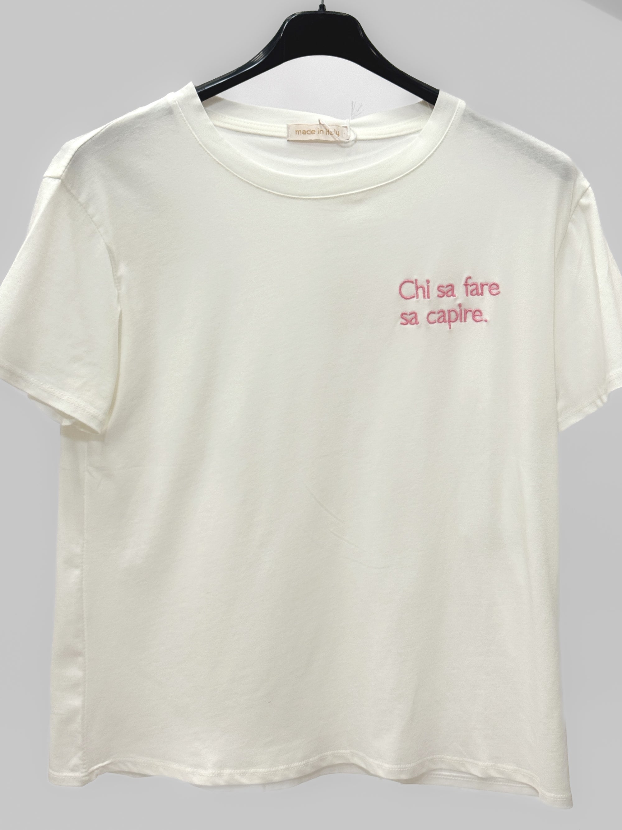 T-shirt Bianca con Scritta “Chi sa fare sa capire”