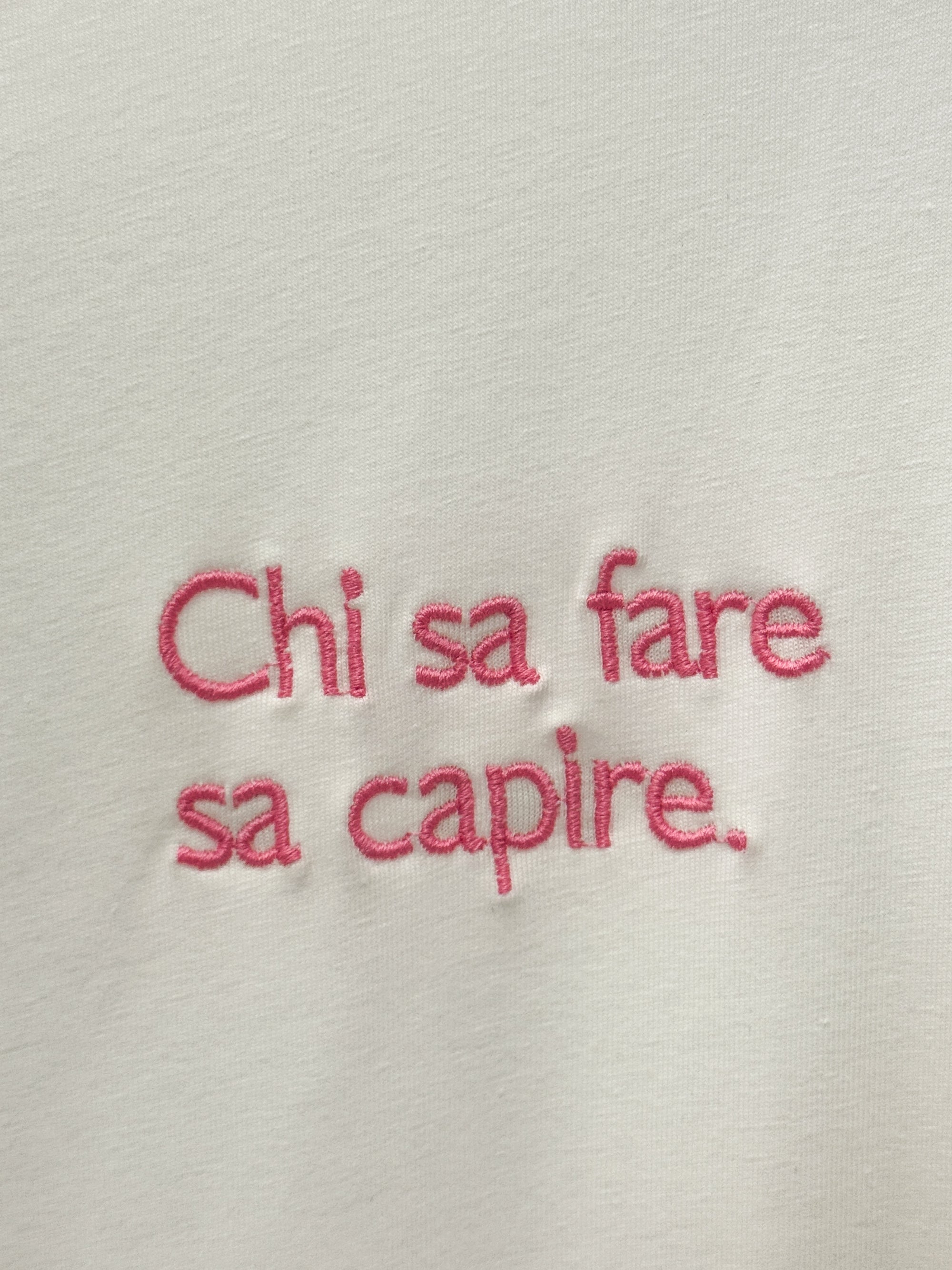 T-shirt Bianca con Scritta “Chi sa fare sa capire”