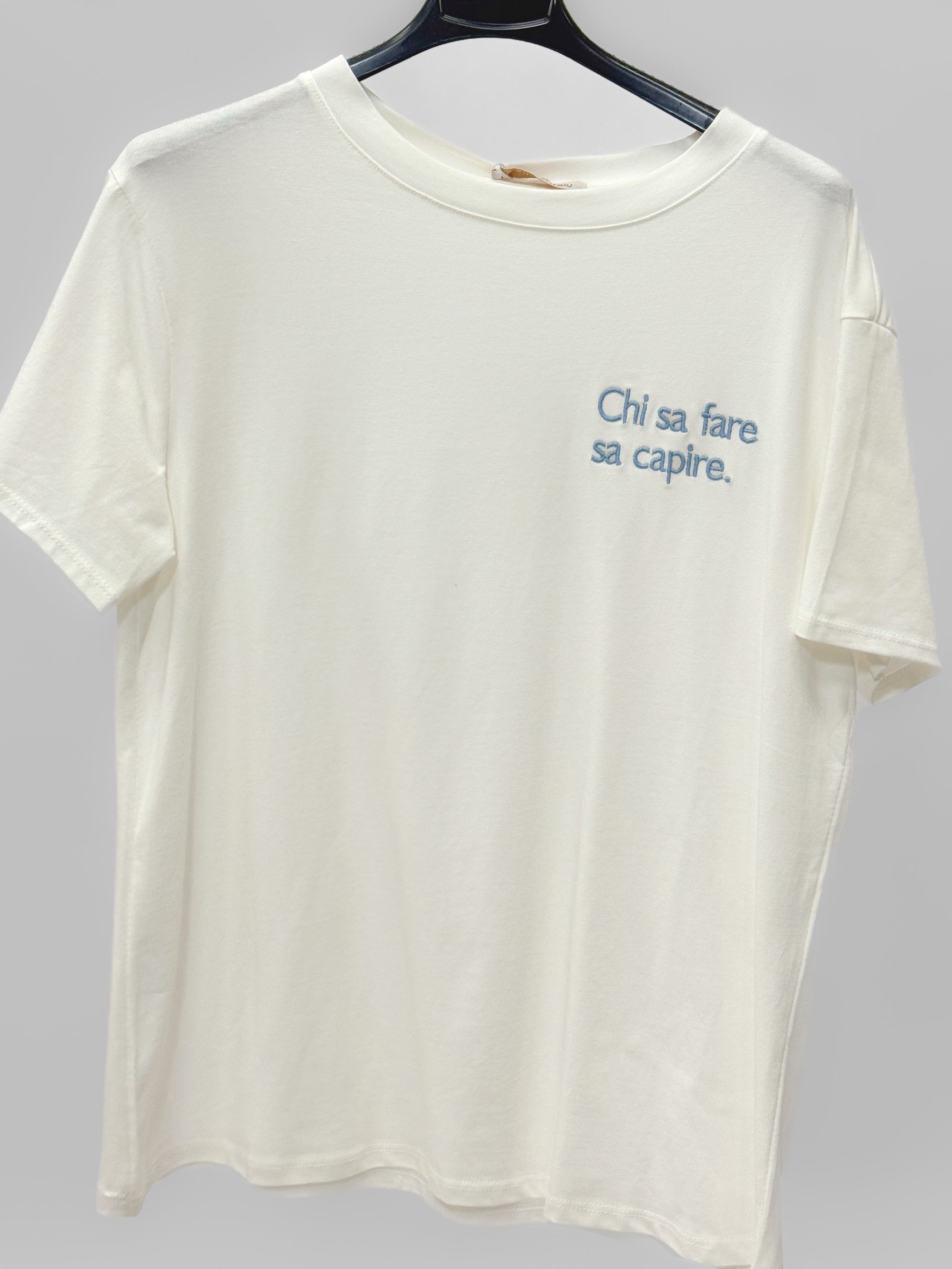 T-shirt Bianca con Scritta “Chi sa fare sa capire”