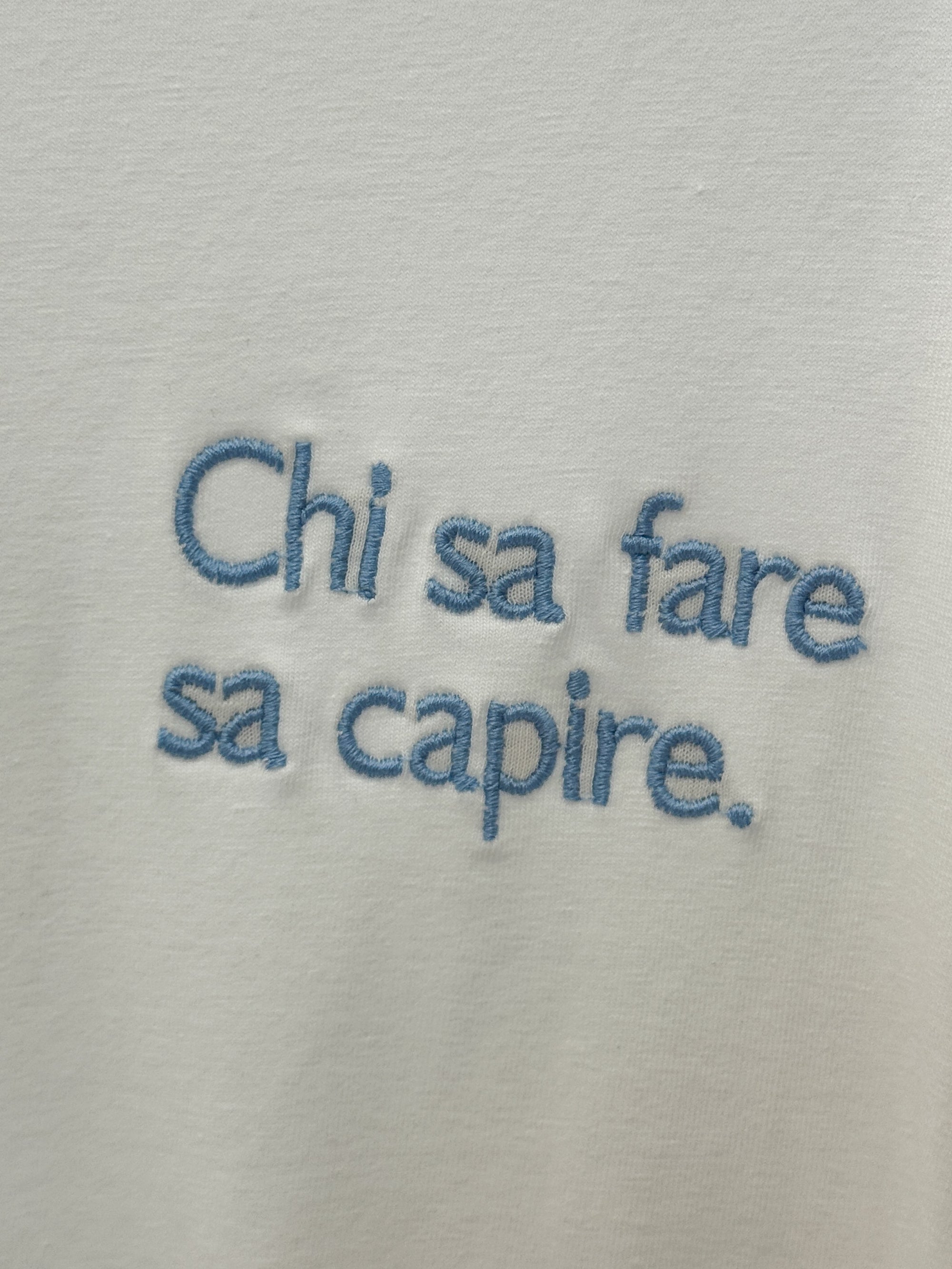 T-shirt Bianca con Scritta “Chi sa fare sa capire”