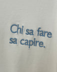 T-shirt Bianca con Scritta “Chi sa fare sa capire”