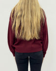 Maglione bordeaux con colletto a contrasto – Morbido e casual chic