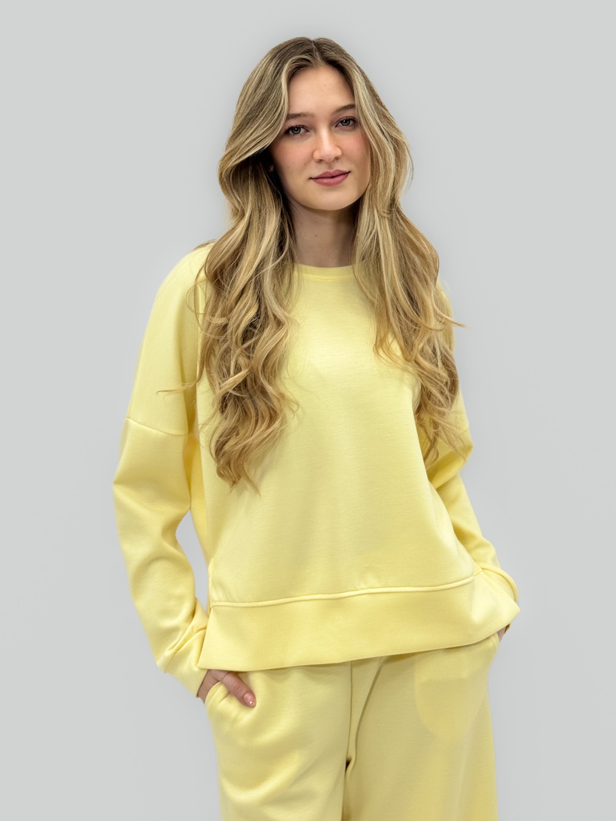 Completo felpa con pantaloni lunghi a palazzo