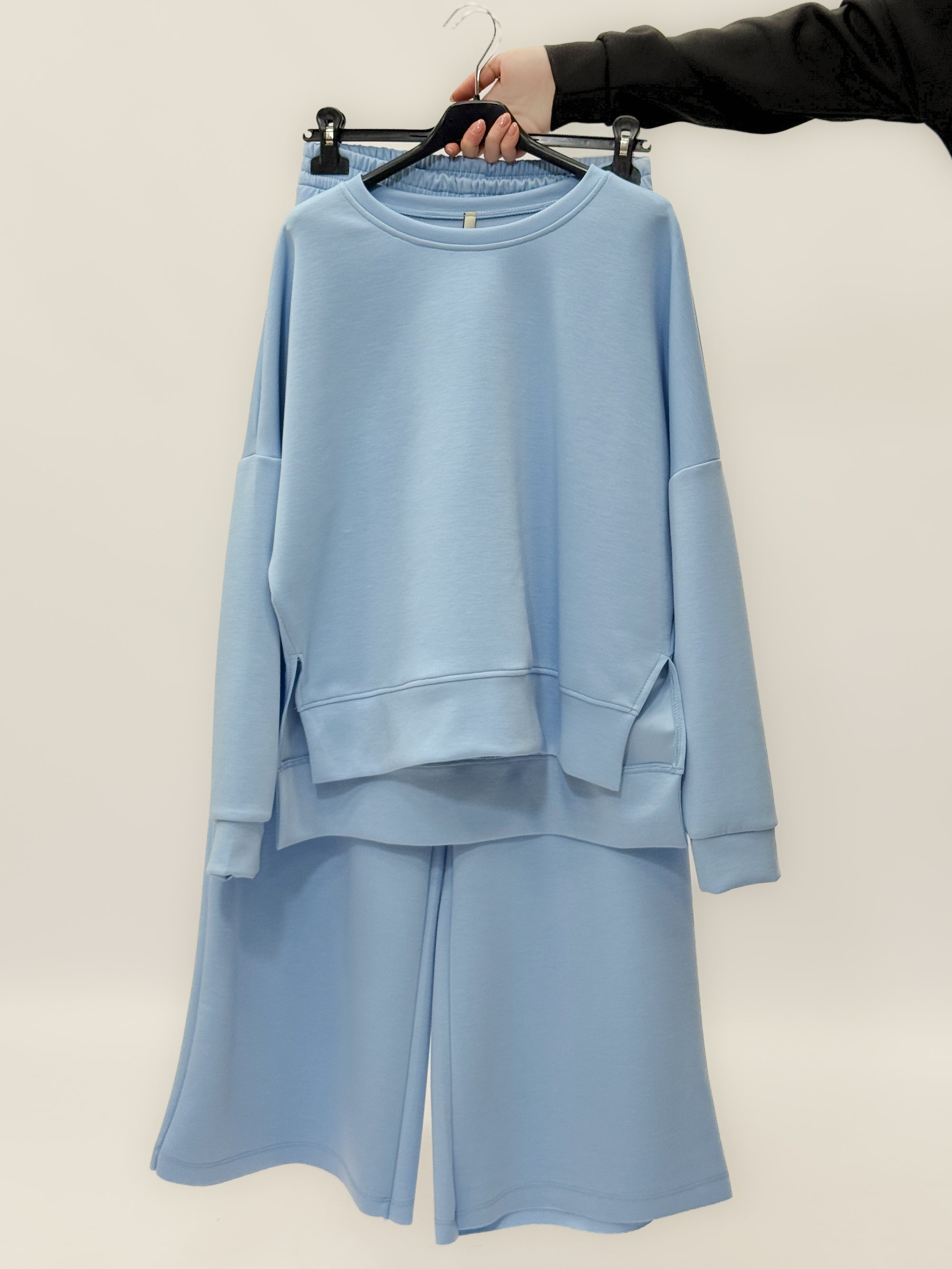 Completo felpa con pantaloni lunghi a palazzo