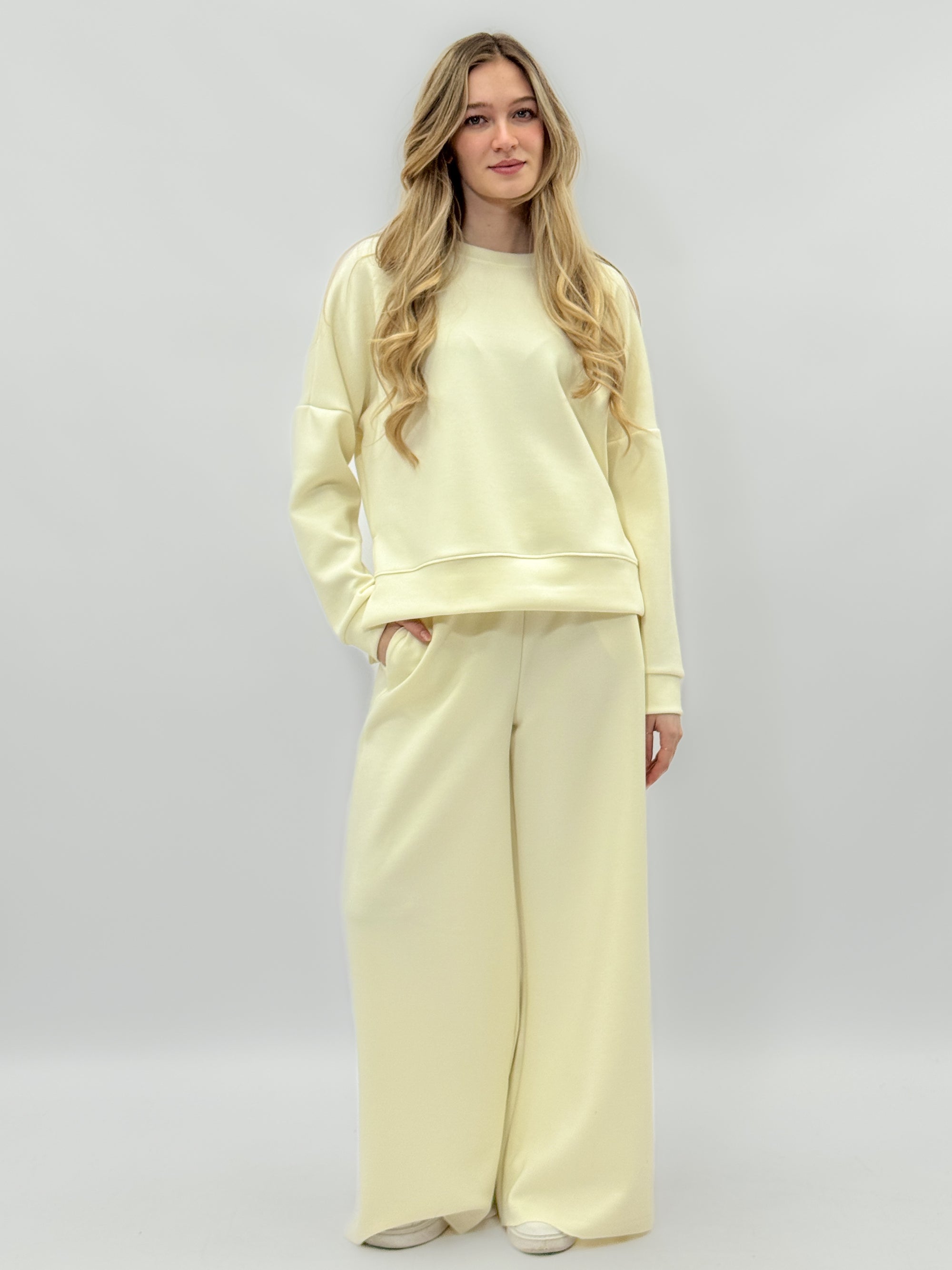 Completo felpa con pantaloni lunghi a palazzo