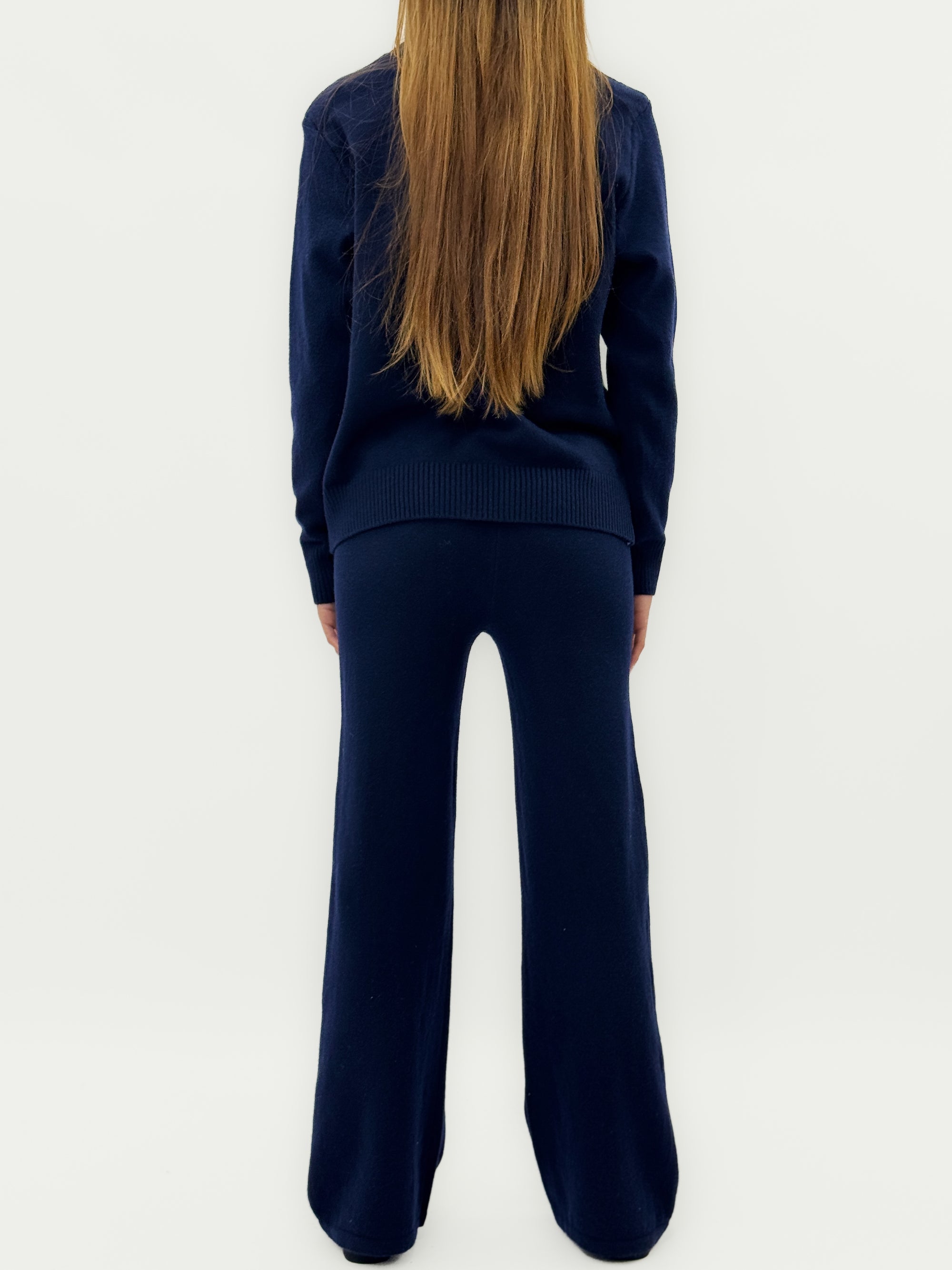 Completo maglia treccia e pantalone – Stile e comfort invernale