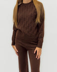 Completo maglia treccia e pantalone – Stile e comfort invernale