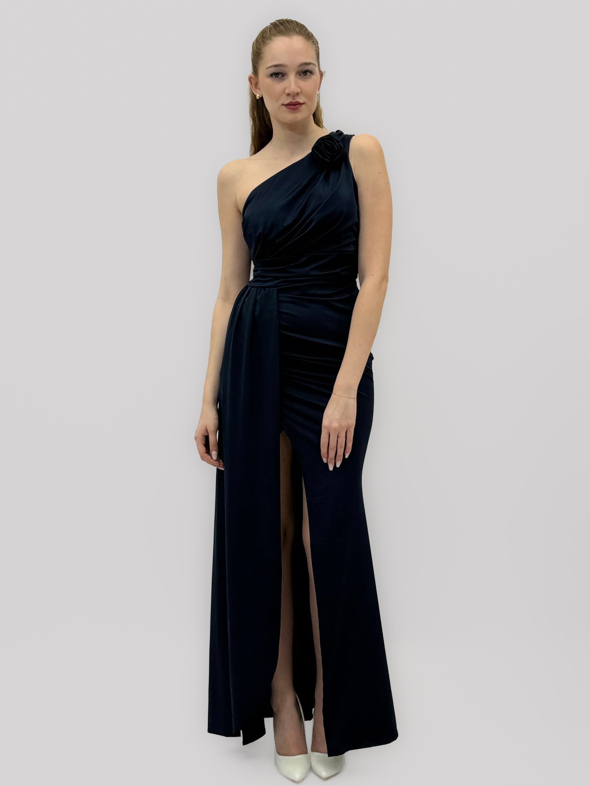 Abito Lungo Monospalla con Rosa e Spacco – Elegante