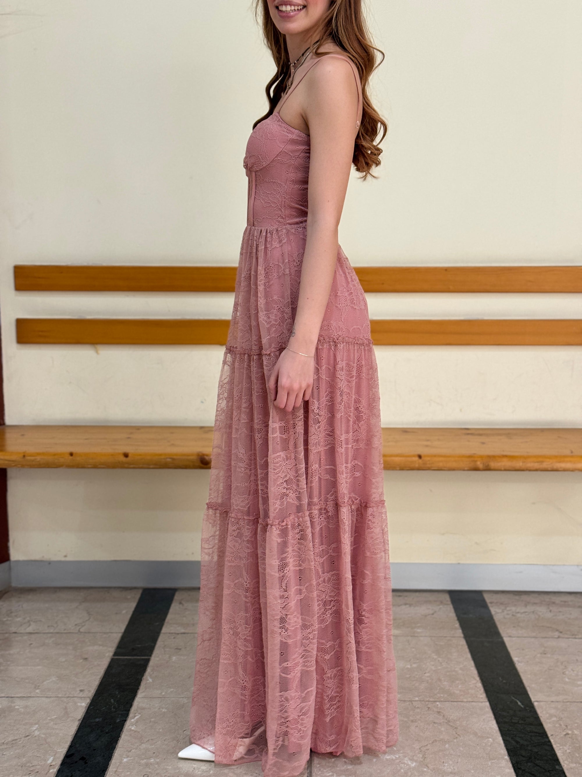 Abito Lungo in Pizzo – Spalline Sottili e Bustier Strutturato